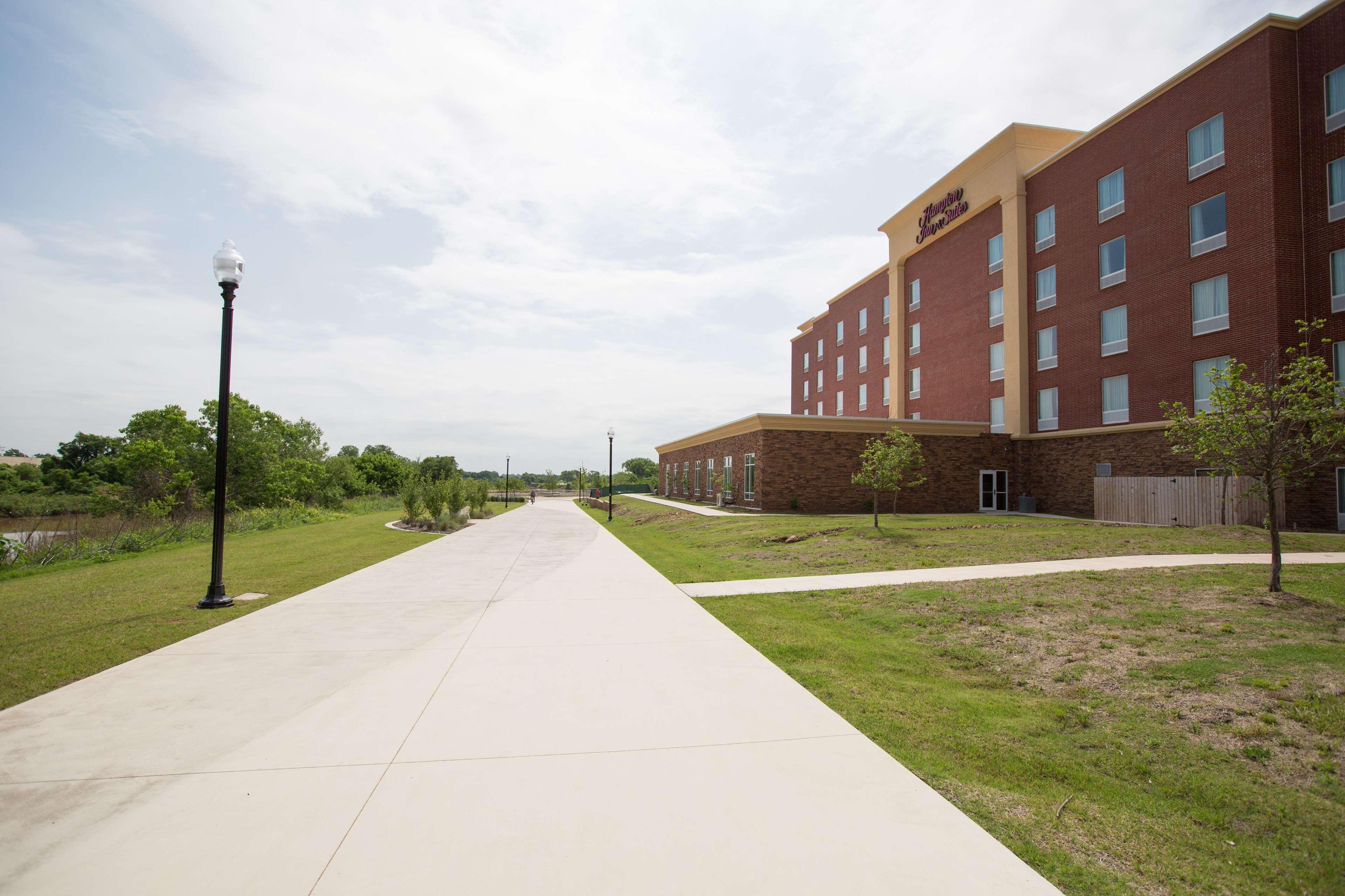 Hampton Inn & Suites Oklahoma City Airport Exterior photo