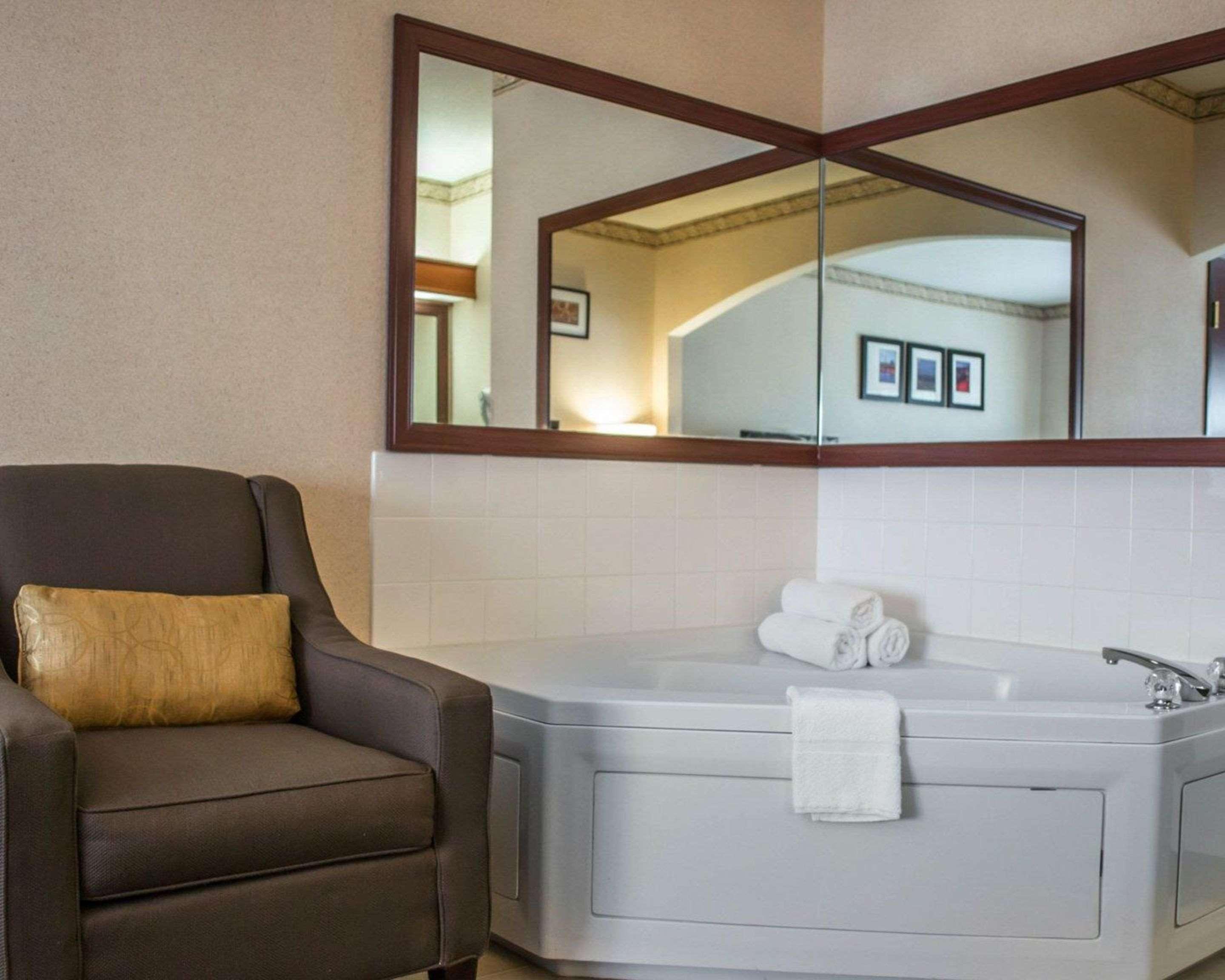 Comfort Suites Portland Southwest Exterior photo
