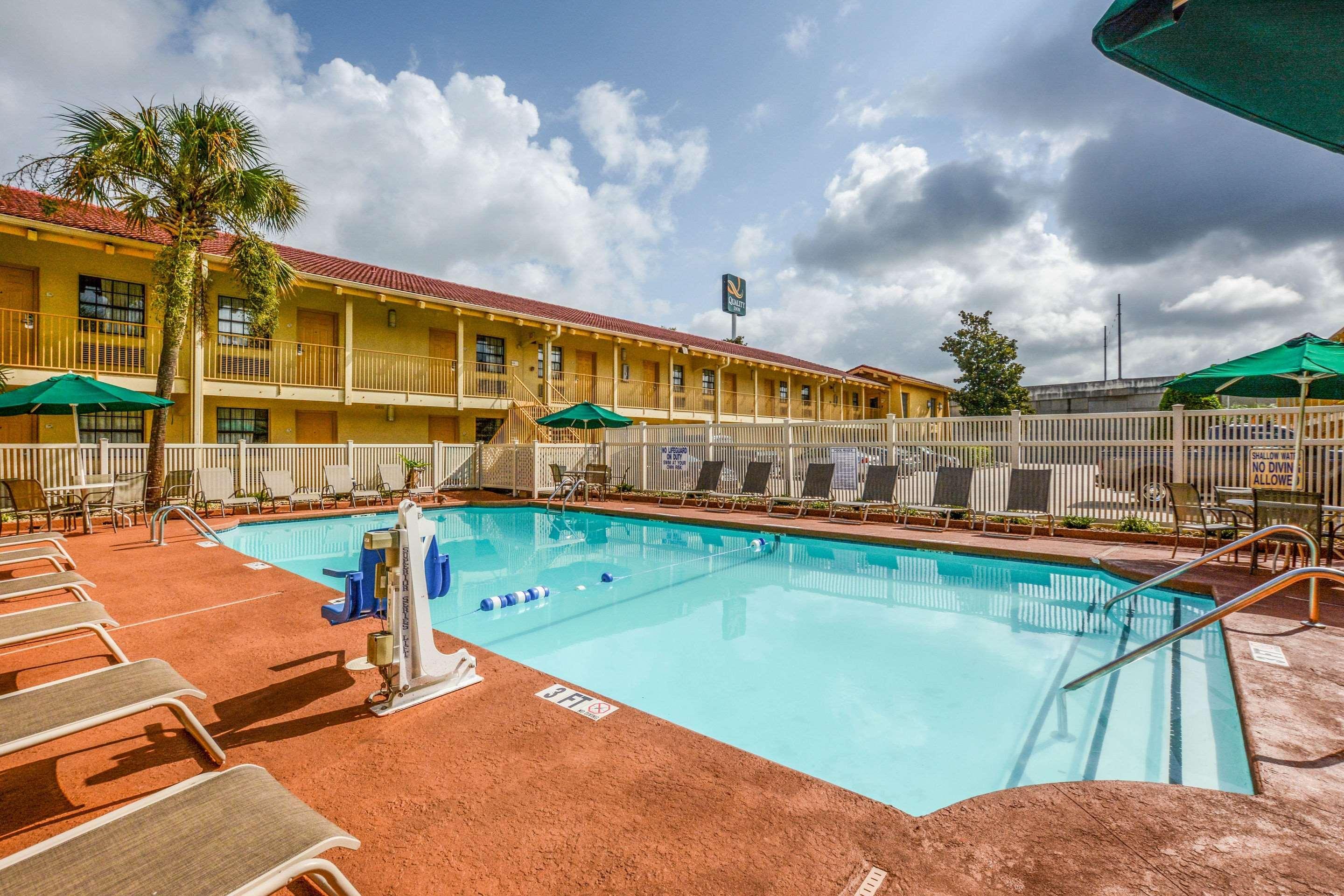 Quality Inn & Suites North Charleston - Ashley Phosphate Exterior photo