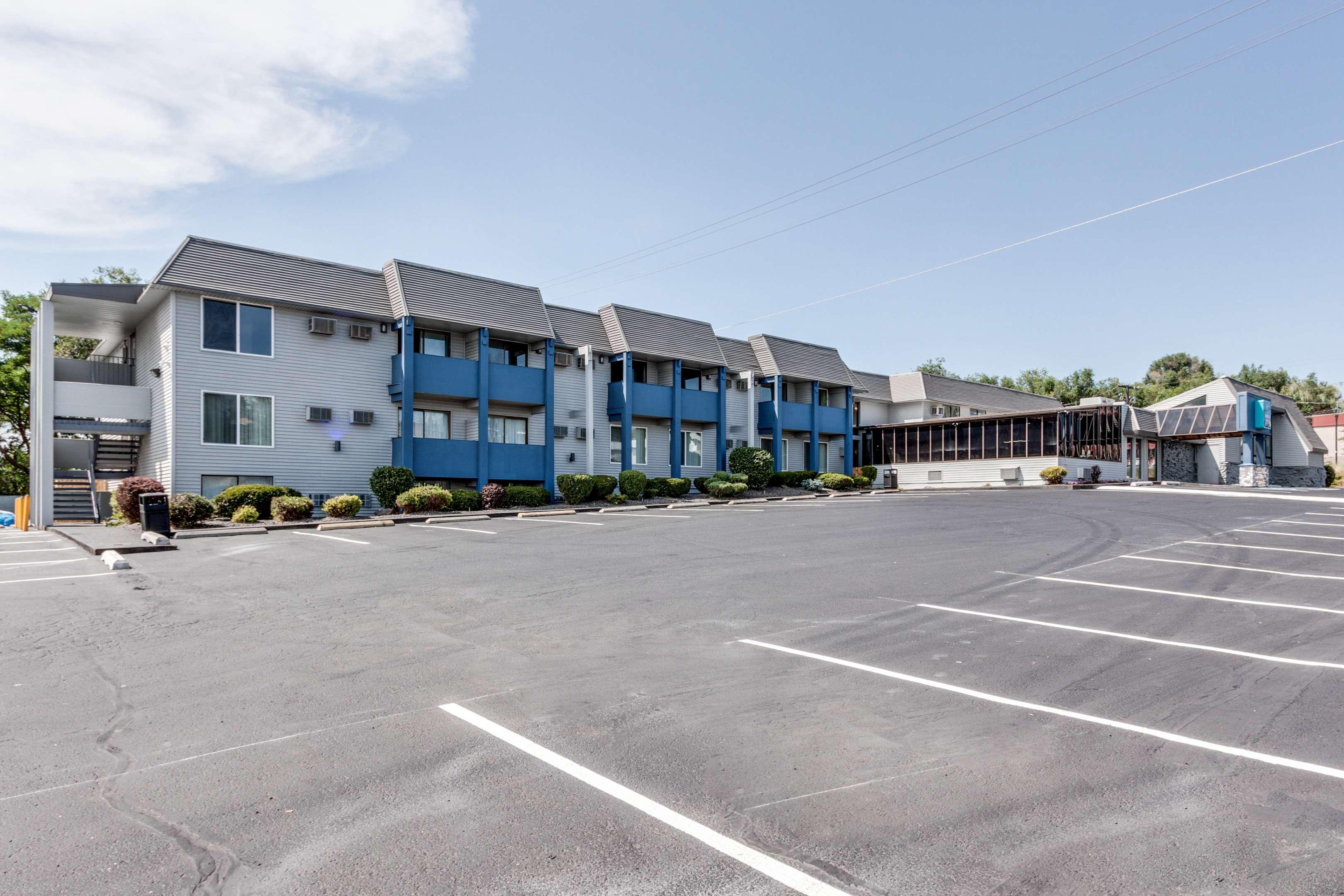 Days Inn & Suites By Wyndham Spokane Exterior photo