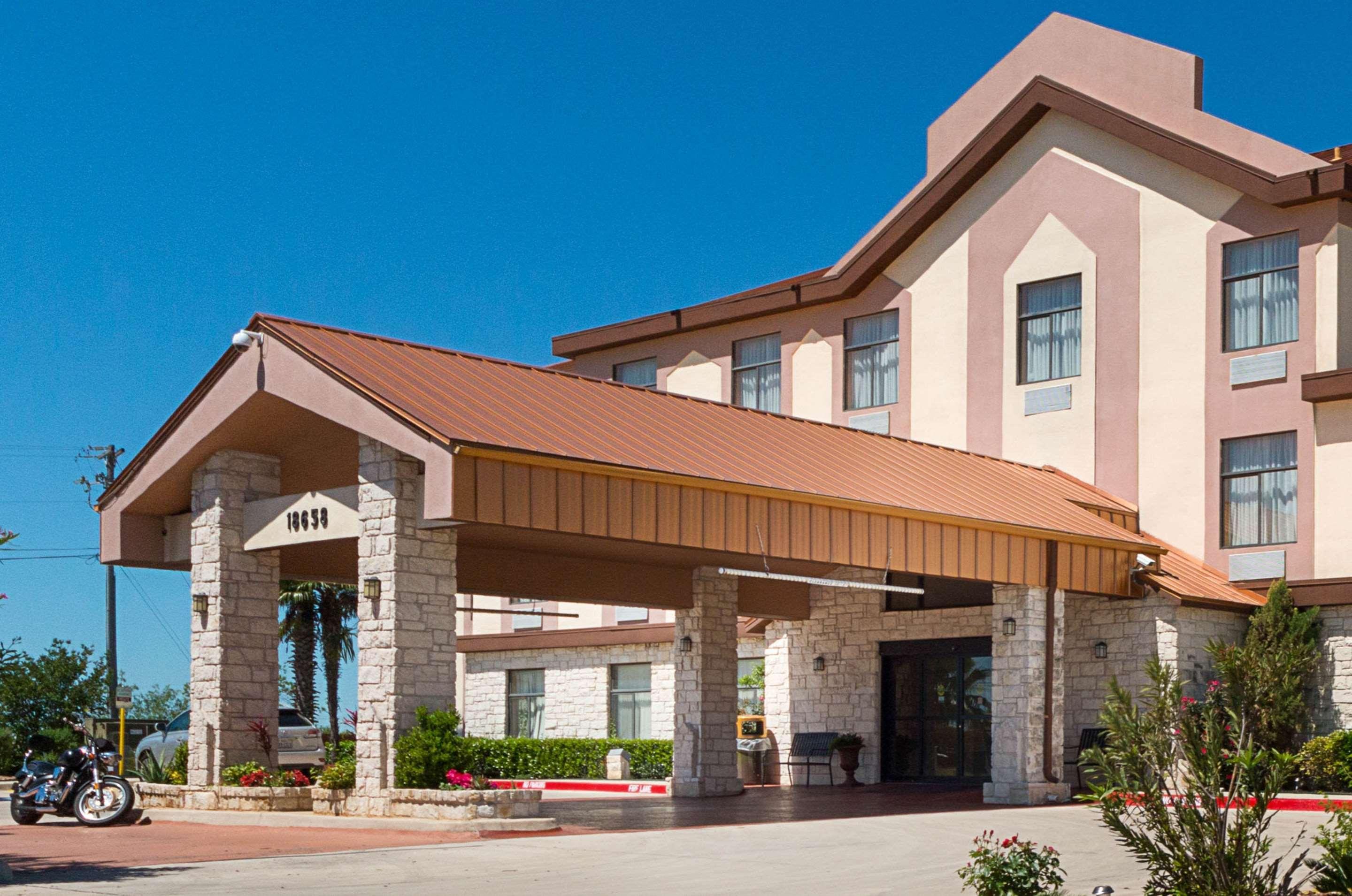 Quality Inn & Suites Buda Exterior photo