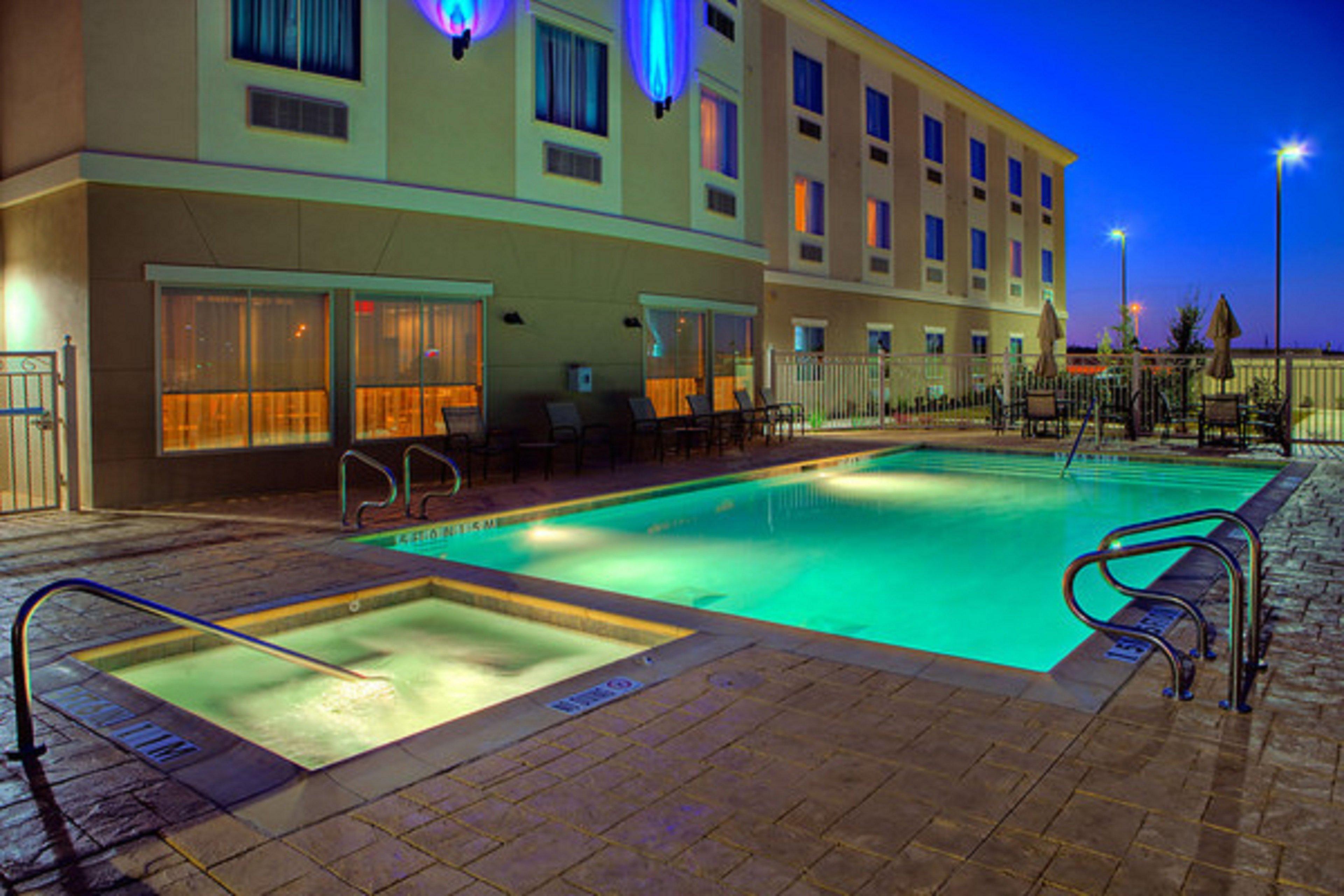 Holiday Inn Express & Suites Cotulla, An Ihg Hotel Exterior photo