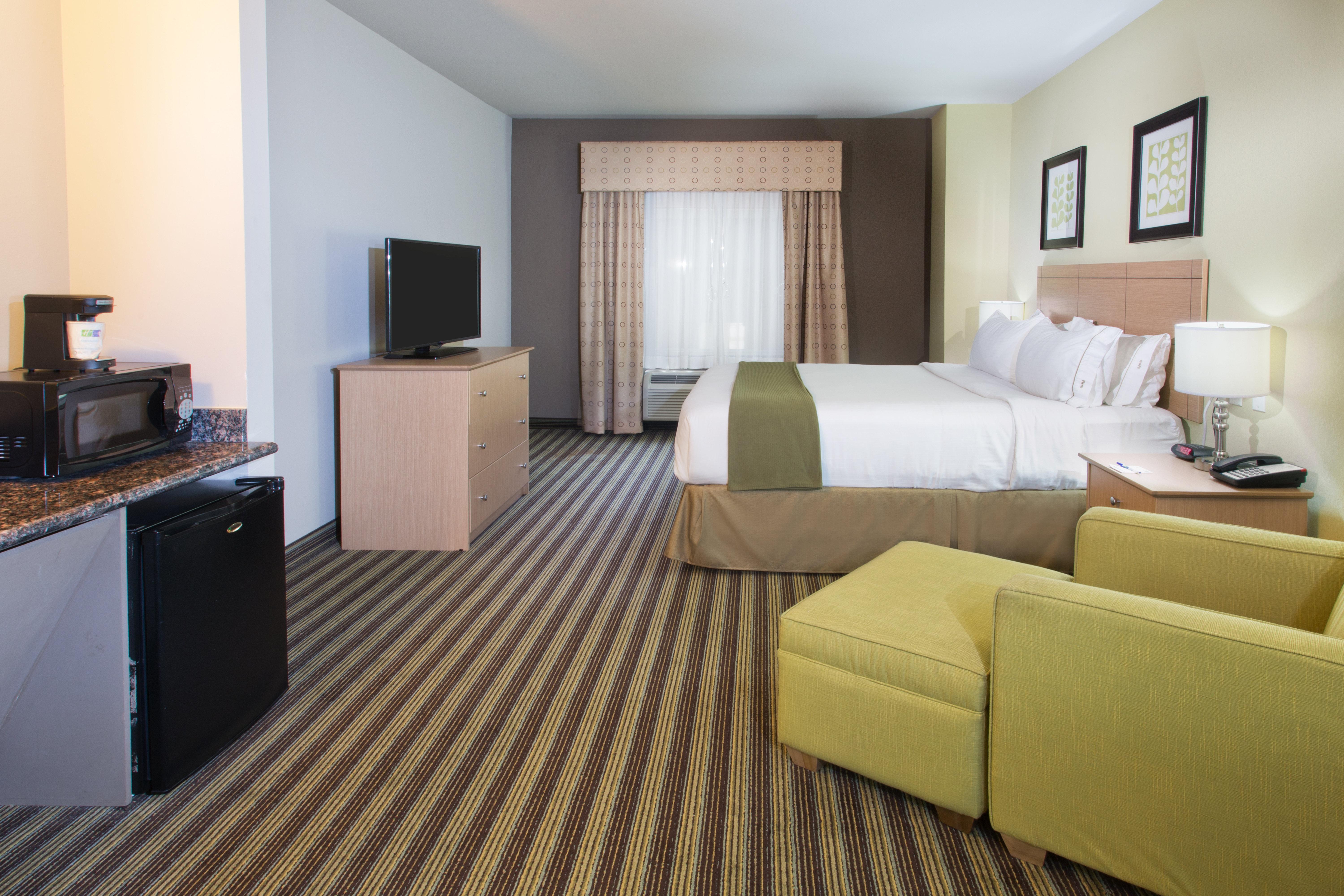 Holiday Inn Express Hotel & Suites Alvarado, An Ihg Hotel Exterior photo