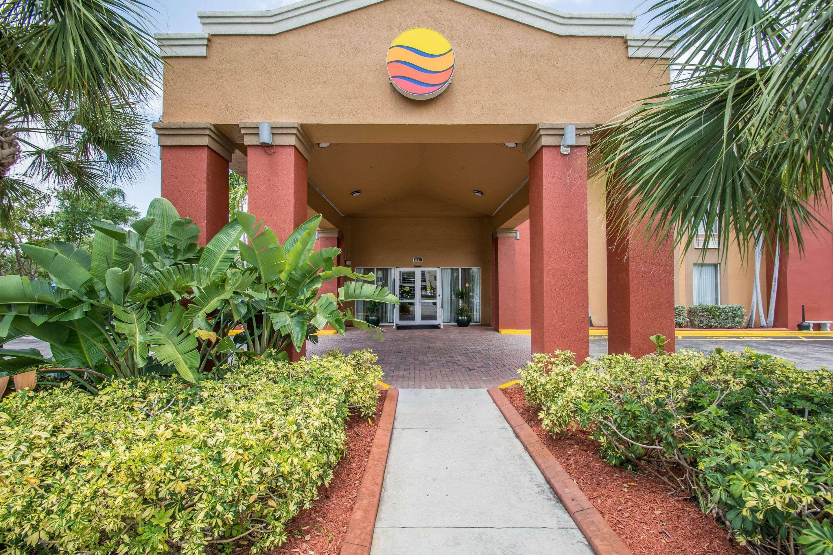 Comfort Inn & Suites Fort Lauderdale West Turnpike Exterior photo