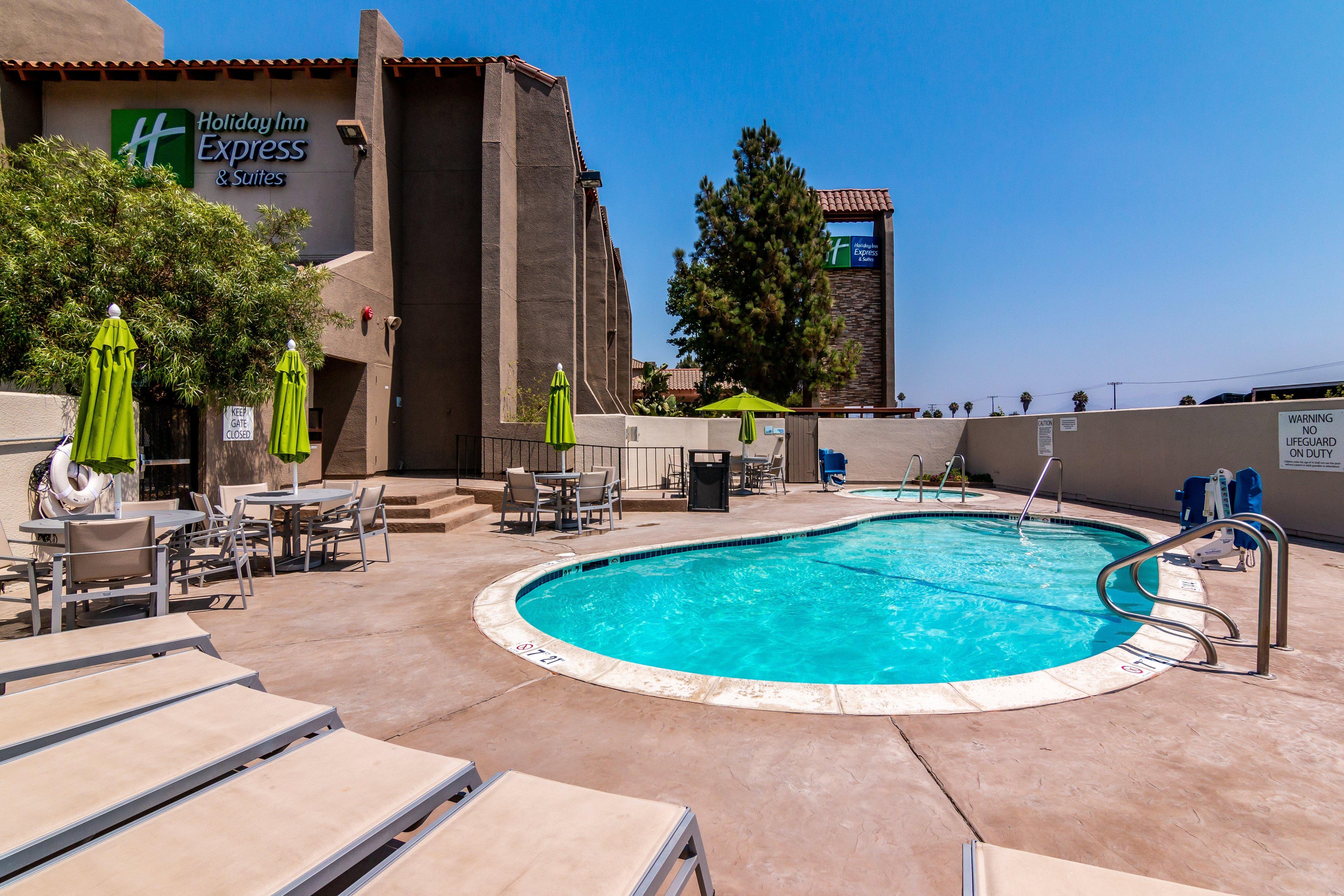 Holiday Inn Express & Suites Camarillo, An Ihg Hotel Exterior photo
