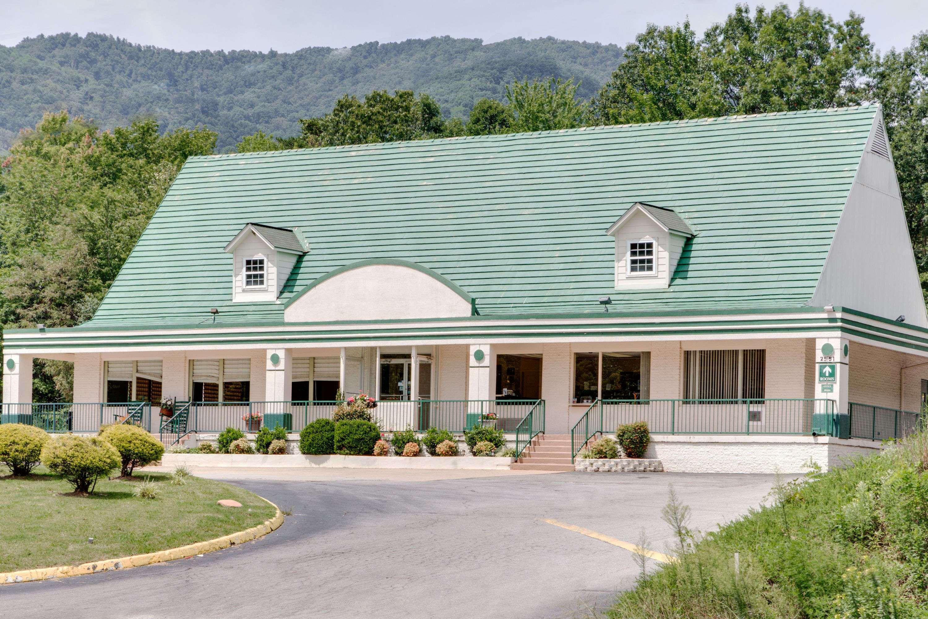 Days Inn By Wyndham Asheville West Candler Exterior photo