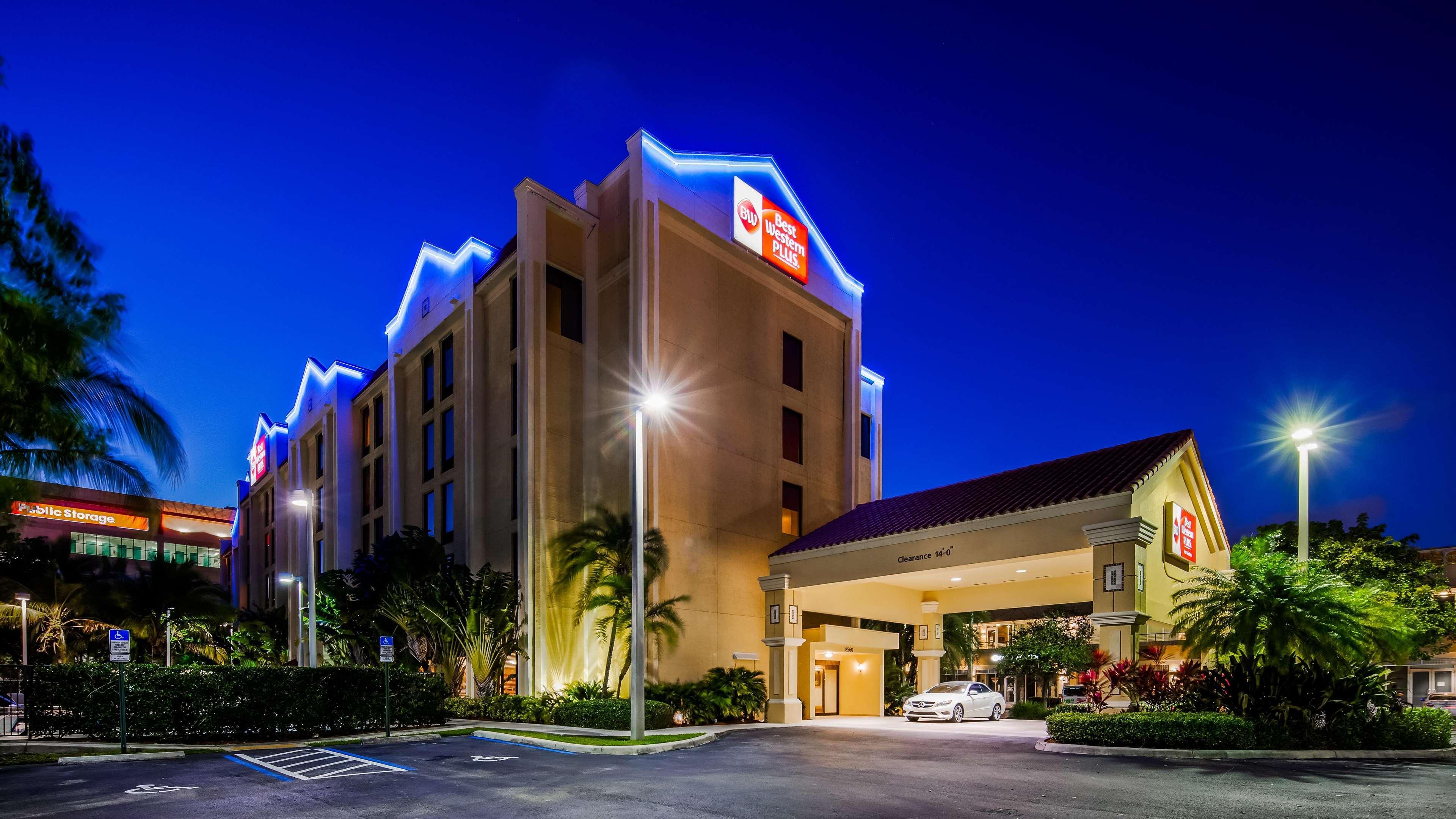 Best Western Plus Kendall Hotel & Suites Exterior photo