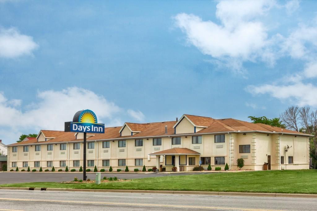 Quality Inn & Suites Benton Harbor Exterior photo