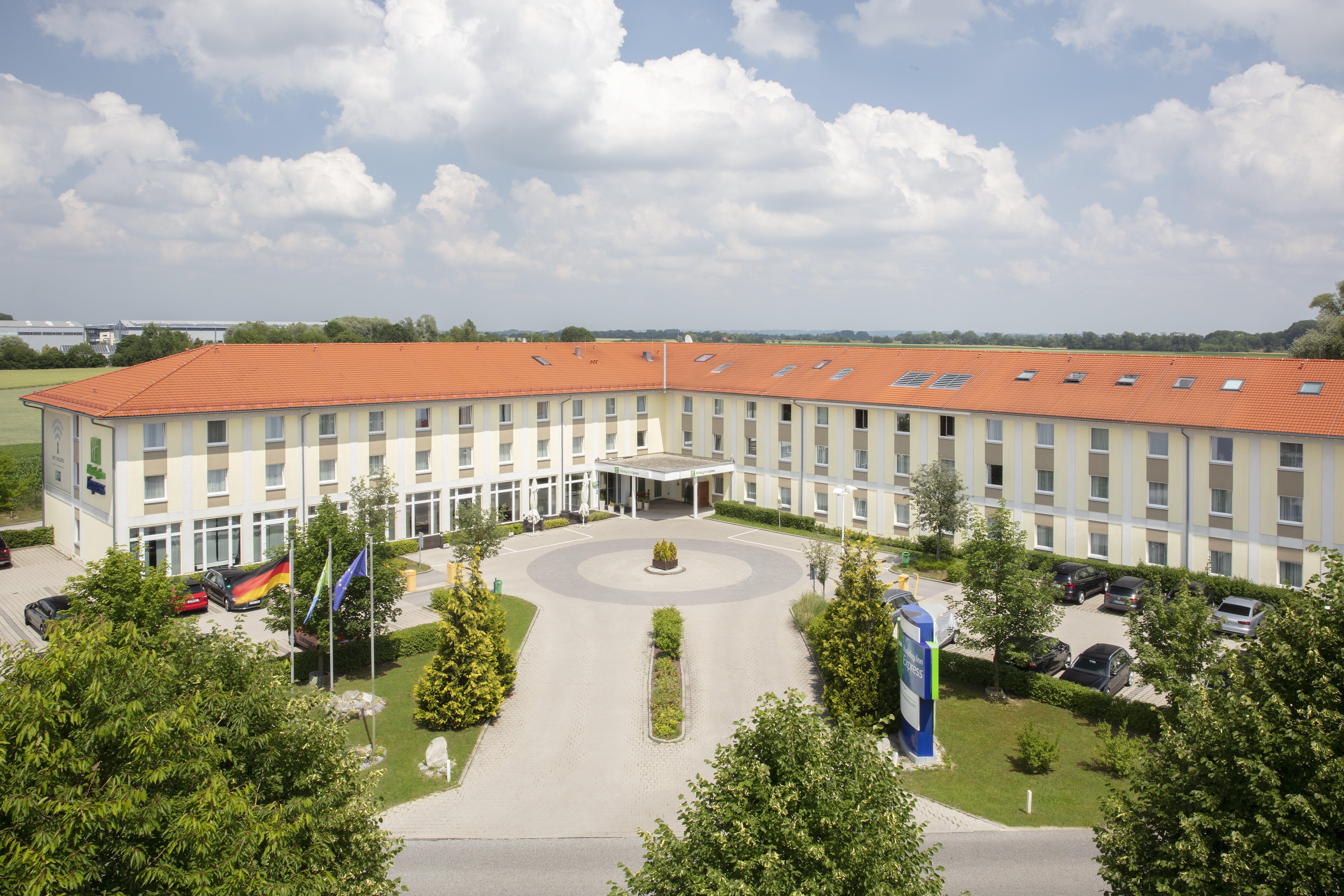 Holiday Inn Express Munich Airport Oberding Exterior photo
