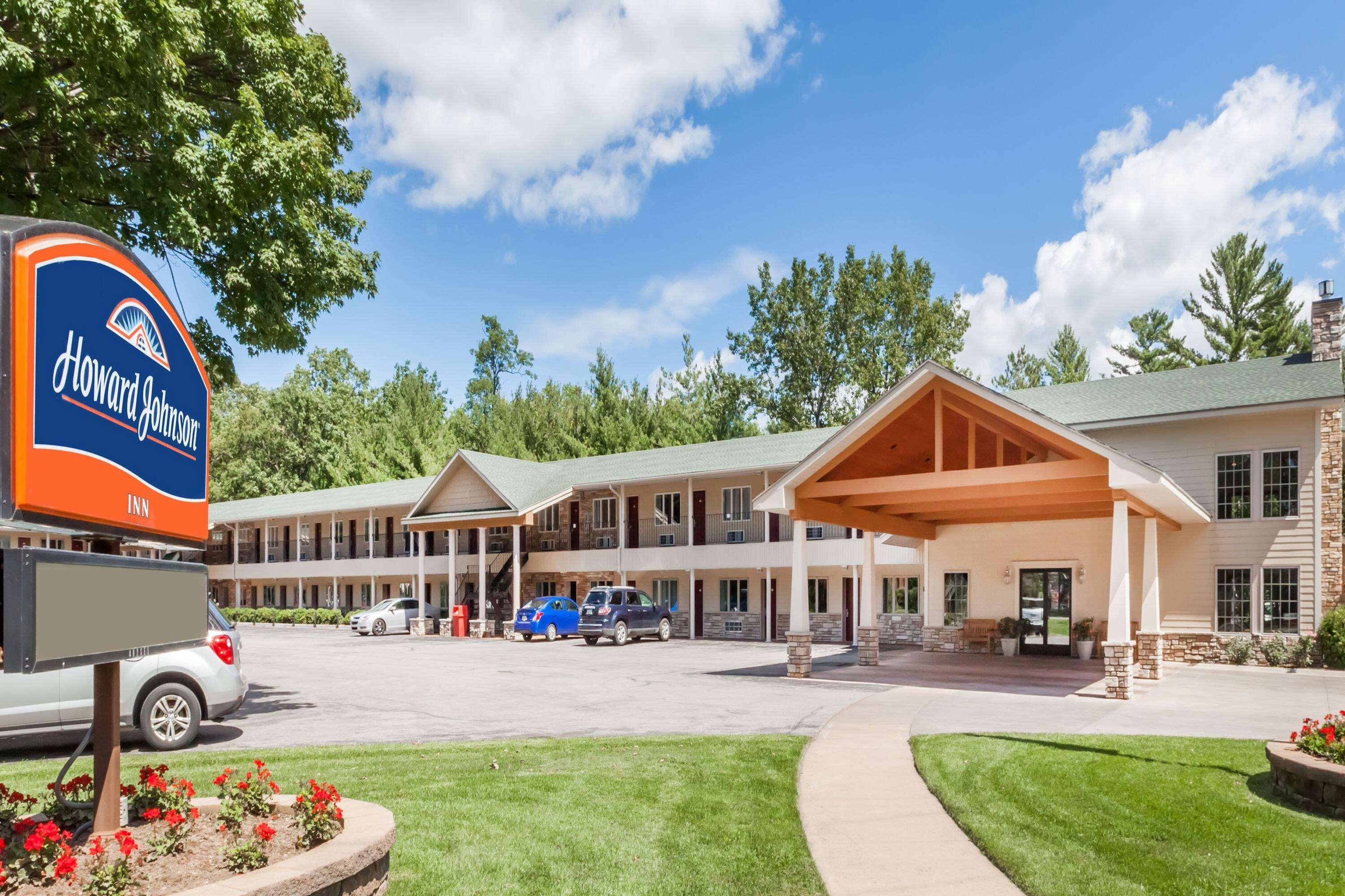 Howard Johnson By Wyndham Traverse City Exterior photo