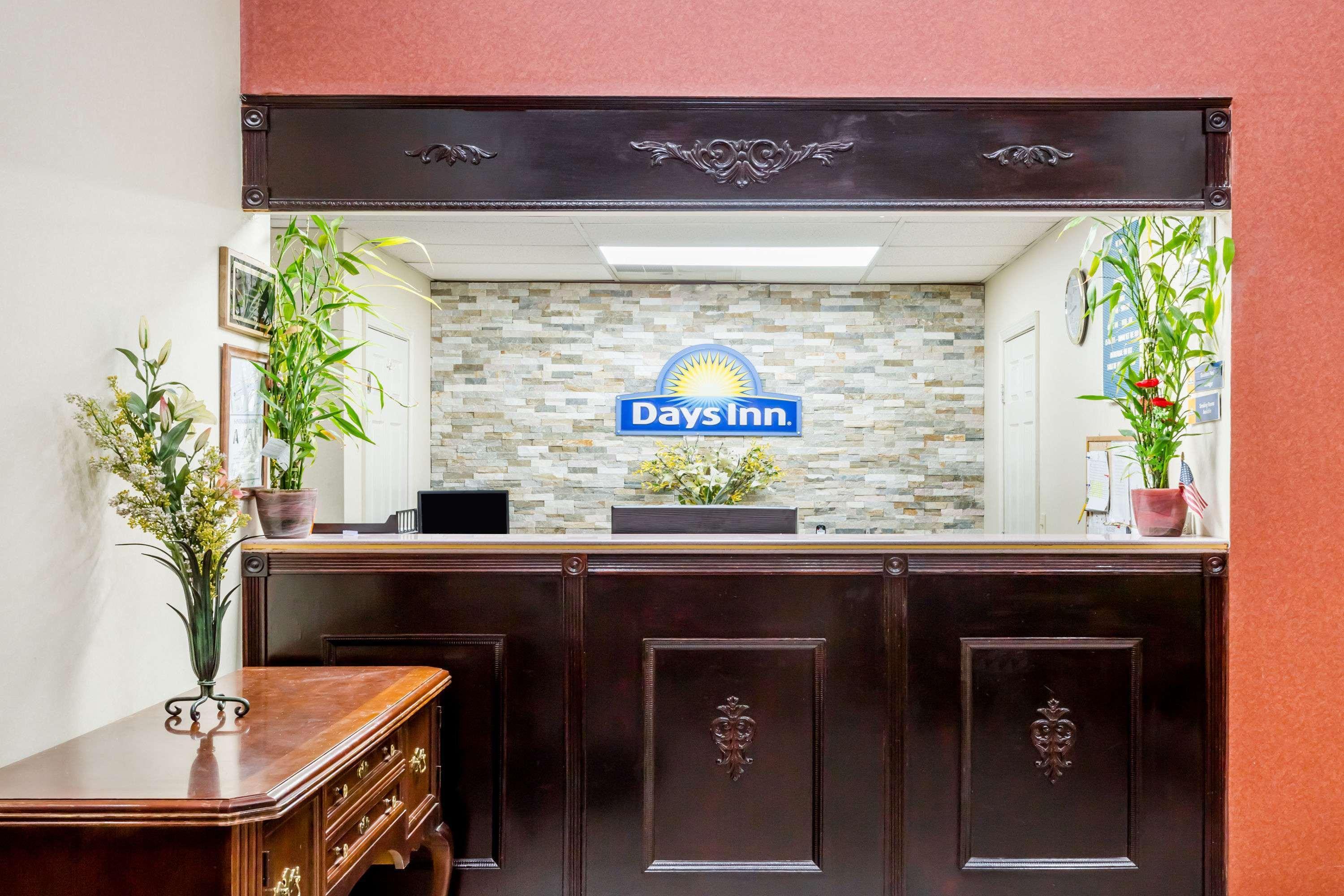 Days Inn By Wyndham Hendersonville Exterior photo