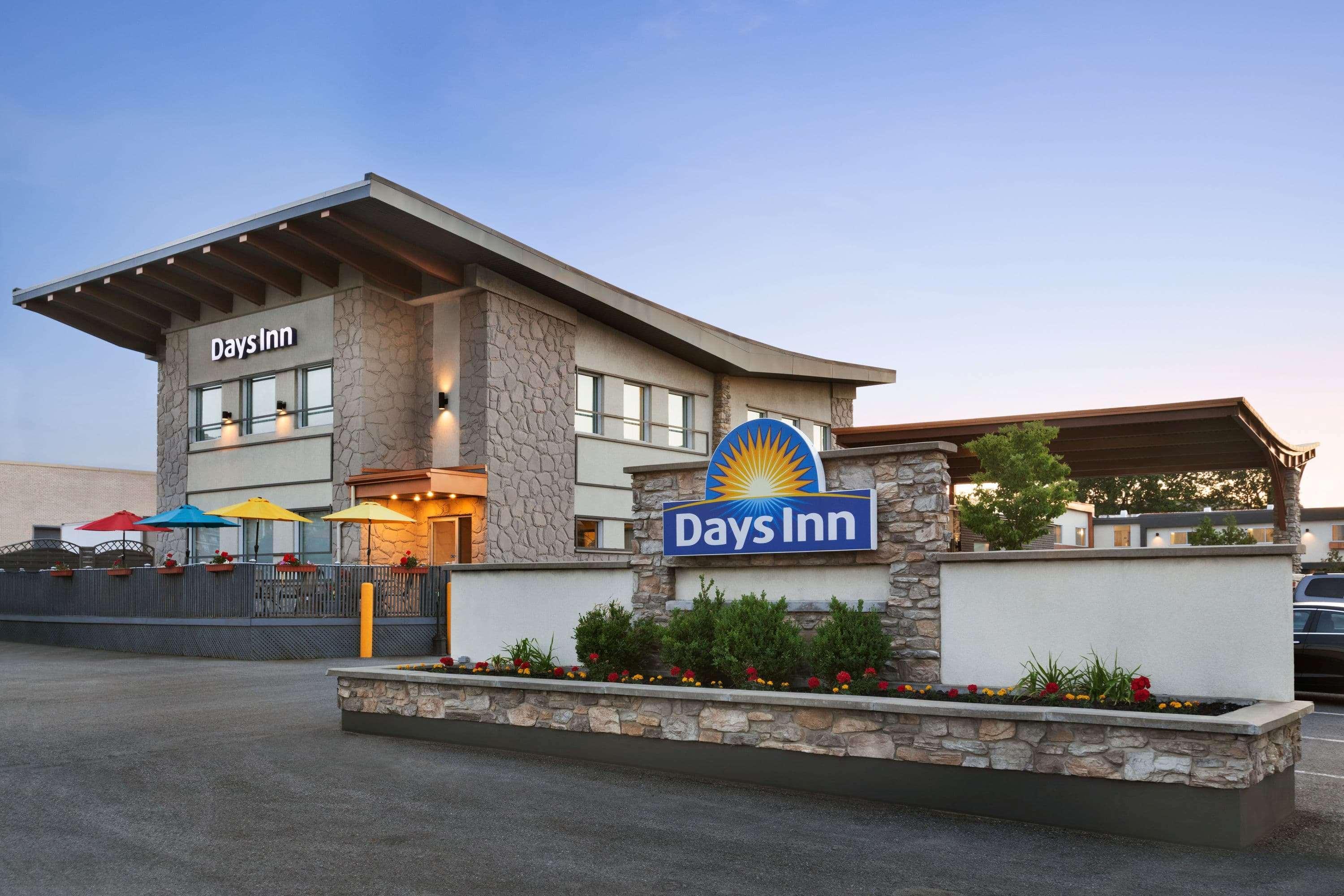 Days Inn By Wyndham Montreal East Exterior photo