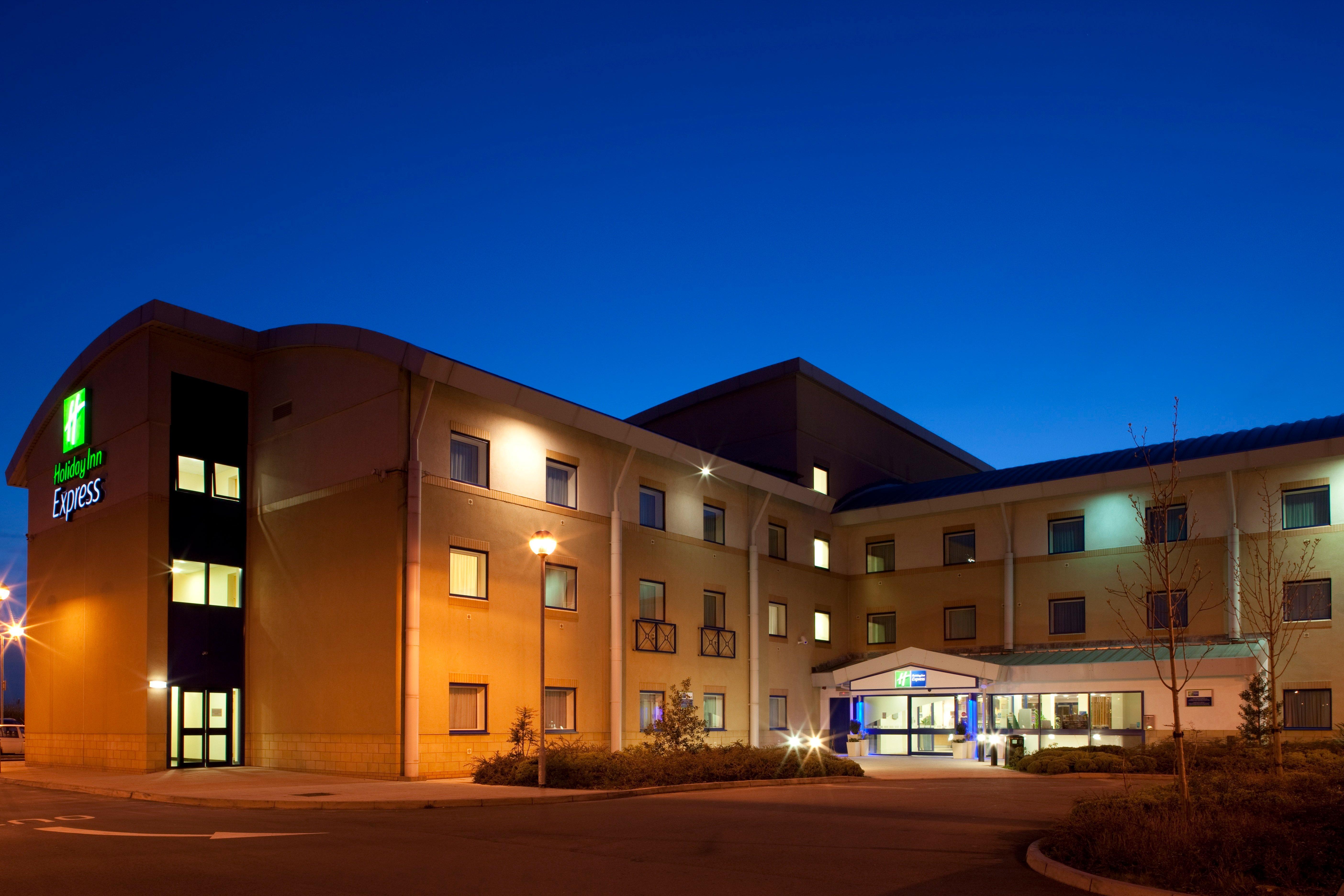 Holiday Inn Express Cardiff Airport, An Ihg Hotel Exterior photo