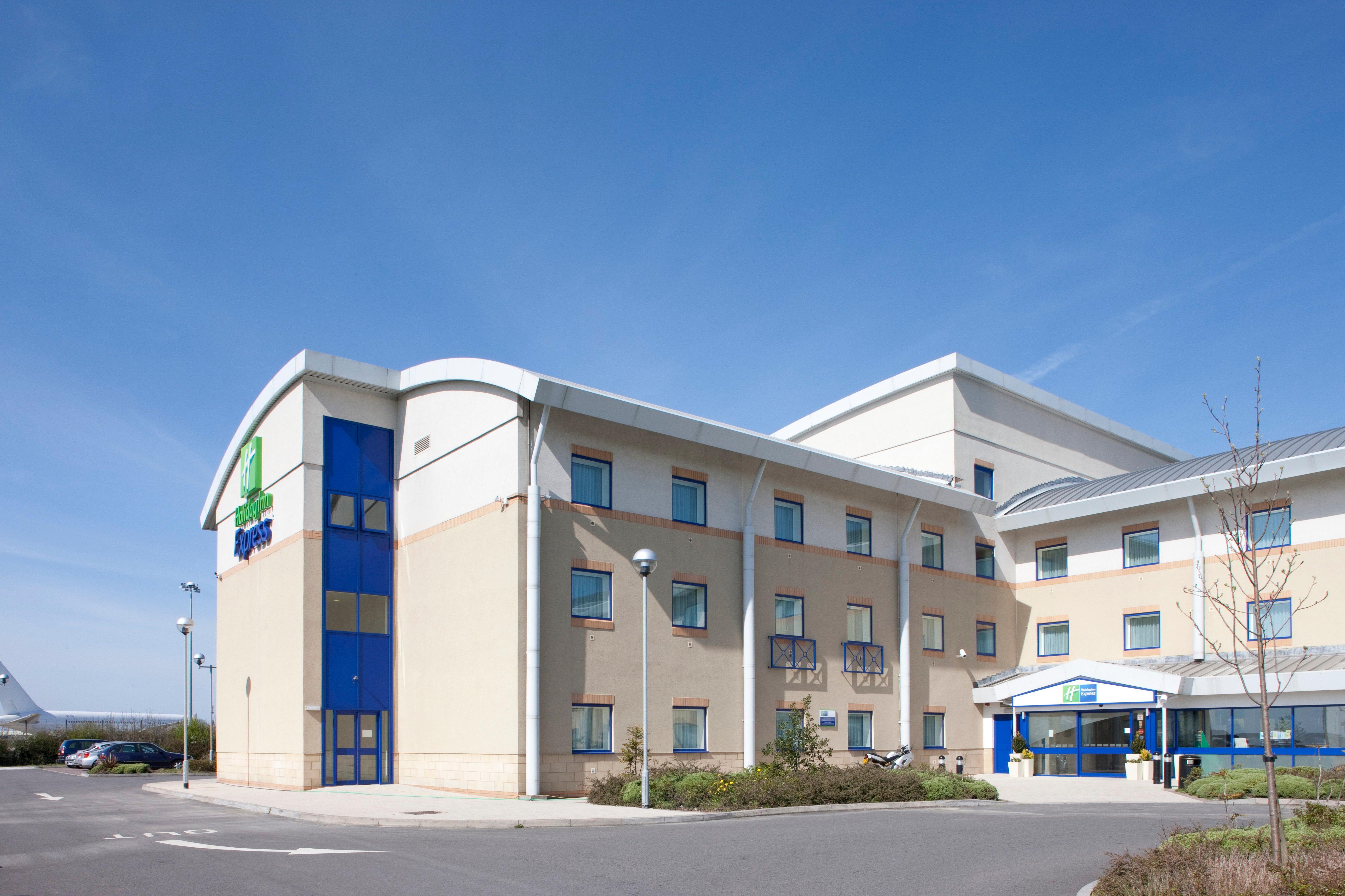 Holiday Inn Express Cardiff Airport, An Ihg Hotel Exterior photo