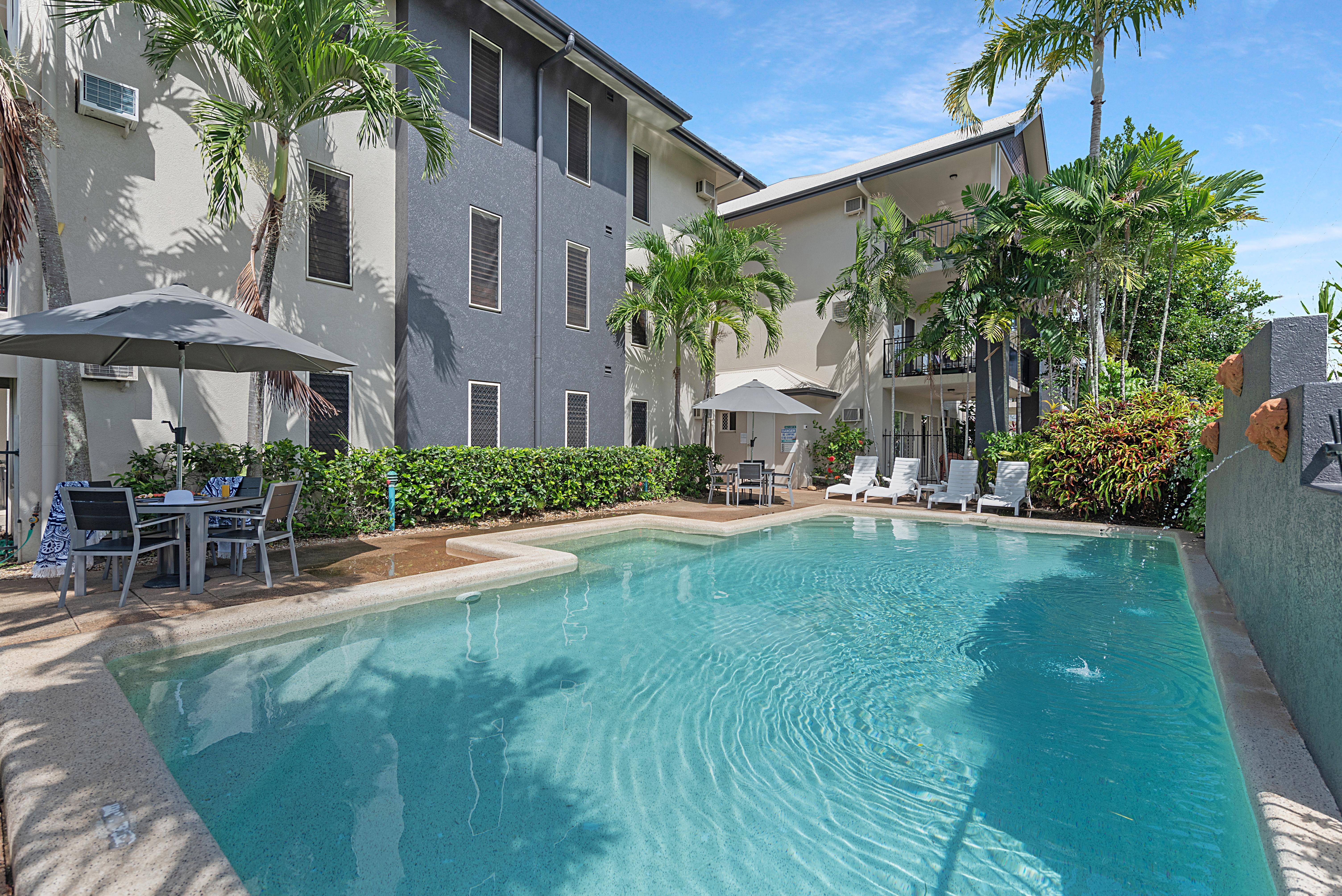 Bay Village Tropical Retreat & Apartments Cairns Exterior photo