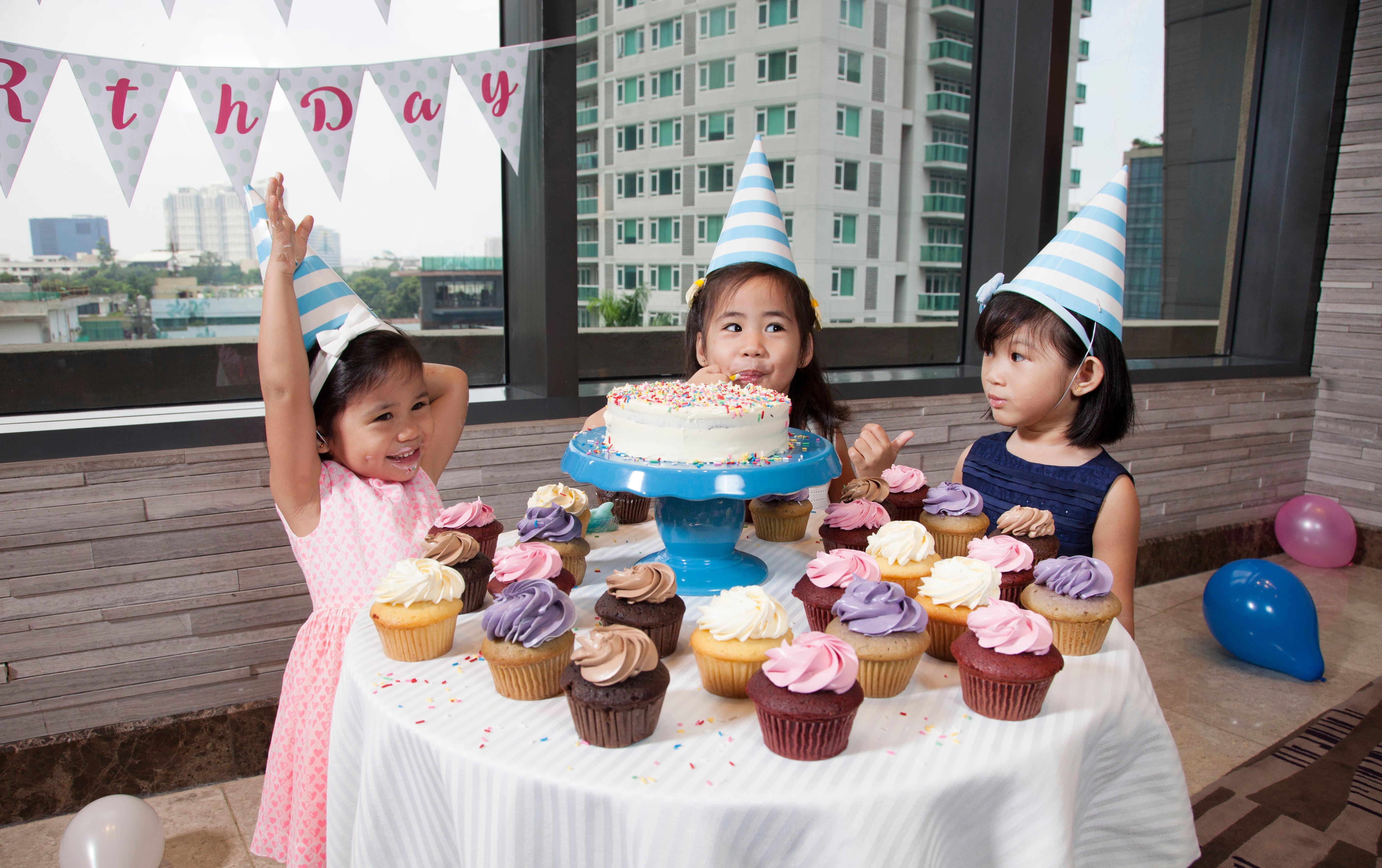 Holiday Inn & Suites Makati, An Ihg Hotel Makati City Exterior photo