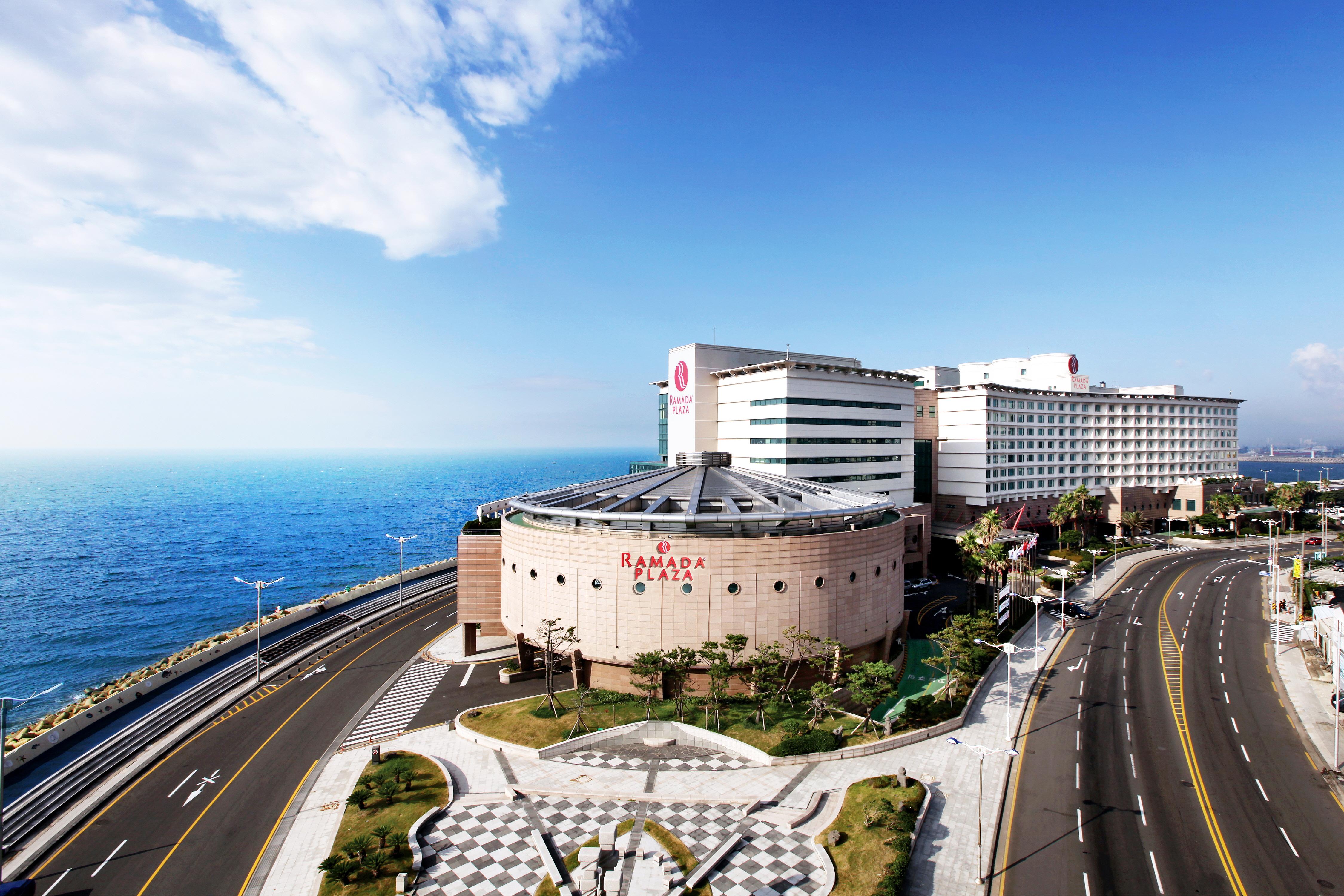 Ramada Plaza By Wyndham Jeju Ocean Front Hotel Exterior photo