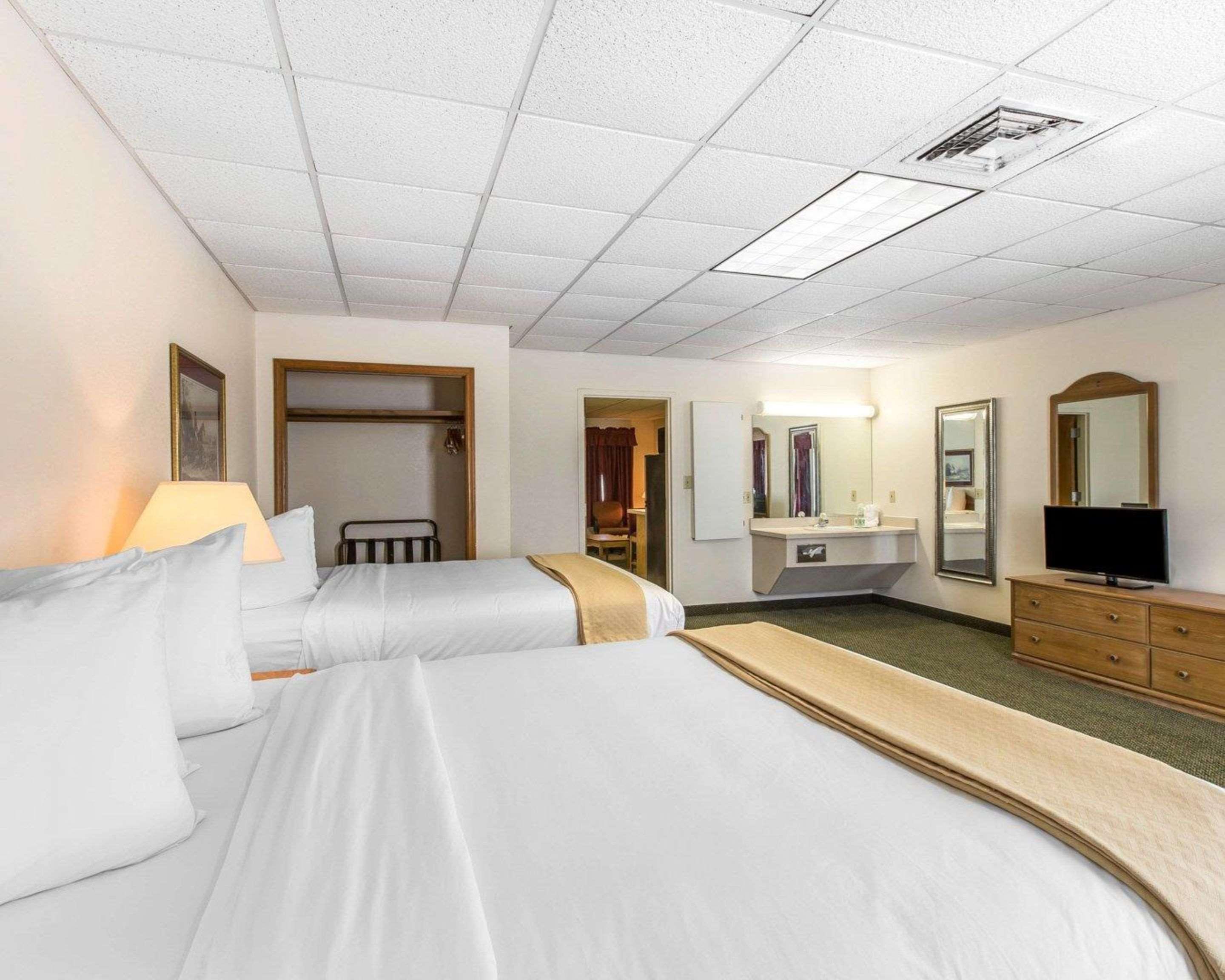Quality Inn & Suites Waycross Exterior photo