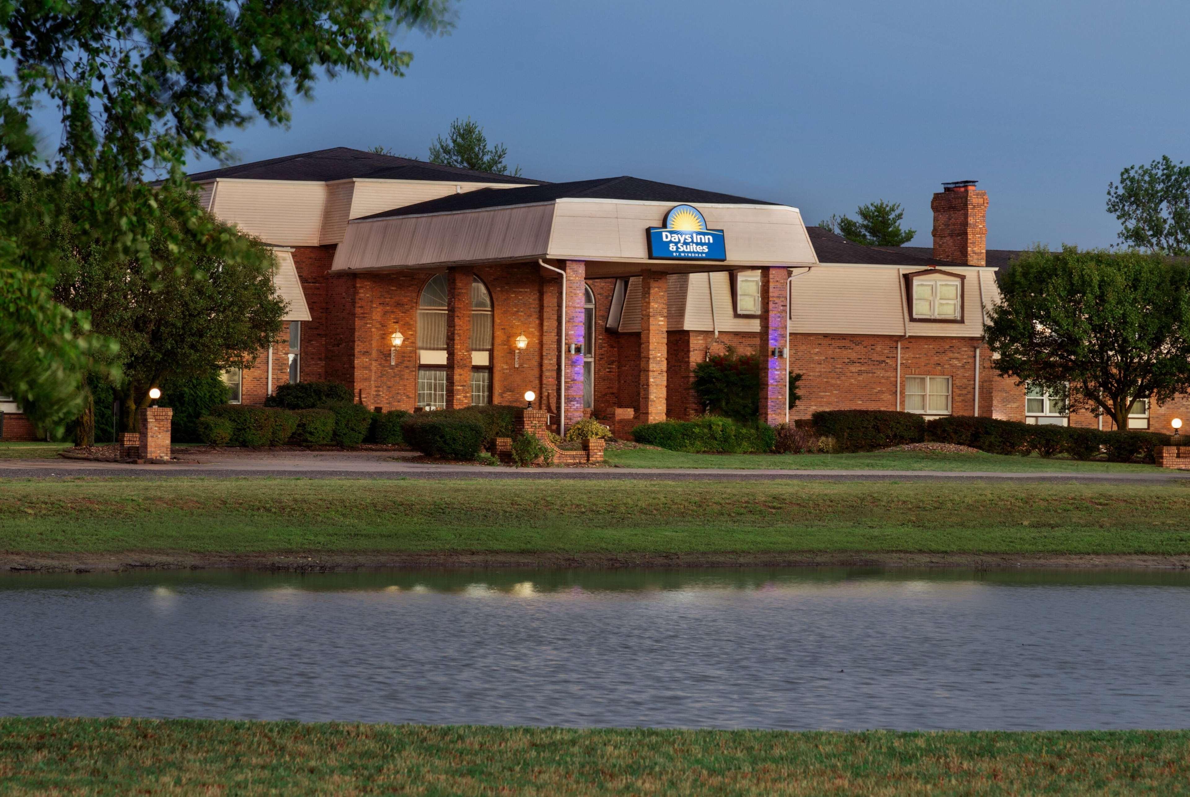 Days Inn And Suites By Wyndham Sikeston Exterior photo