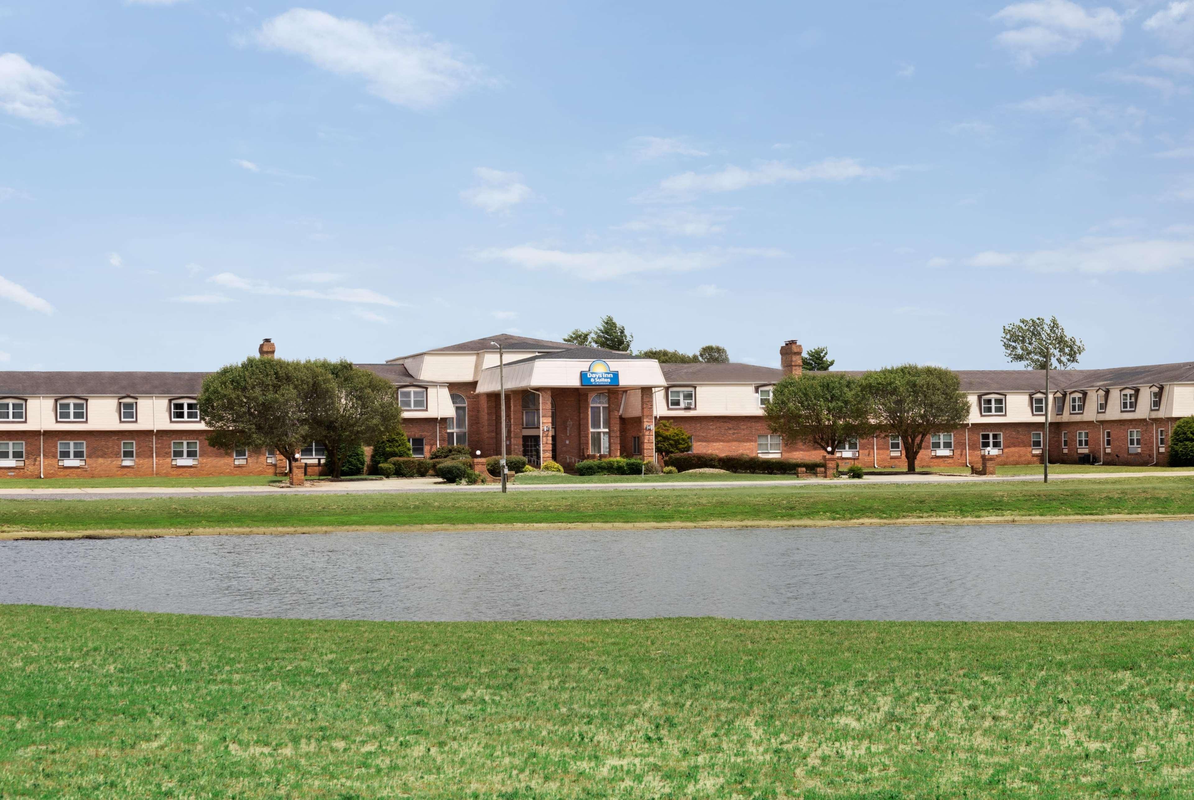 Days Inn And Suites By Wyndham Sikeston Exterior photo