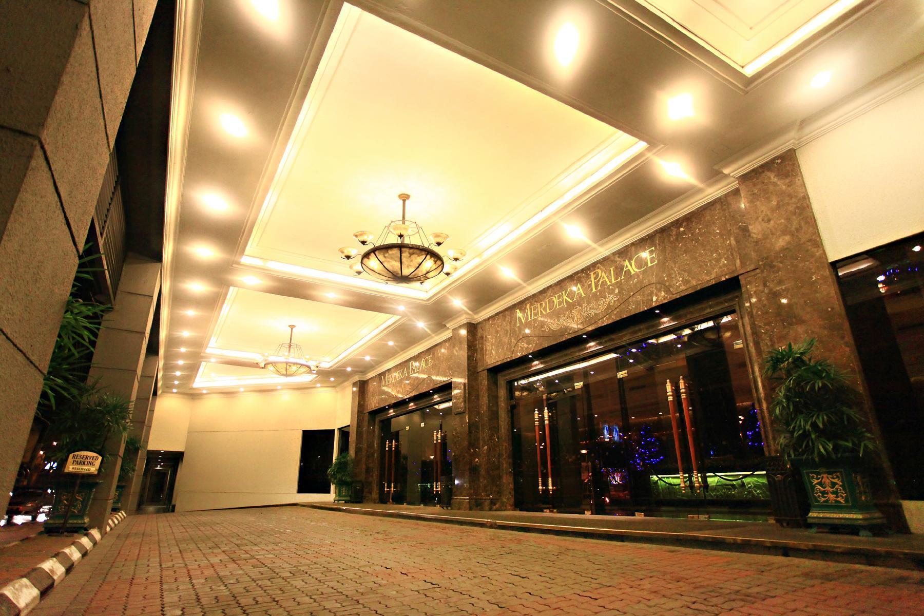 Merdeka Palace Hotel & Suites Kuching Exterior photo