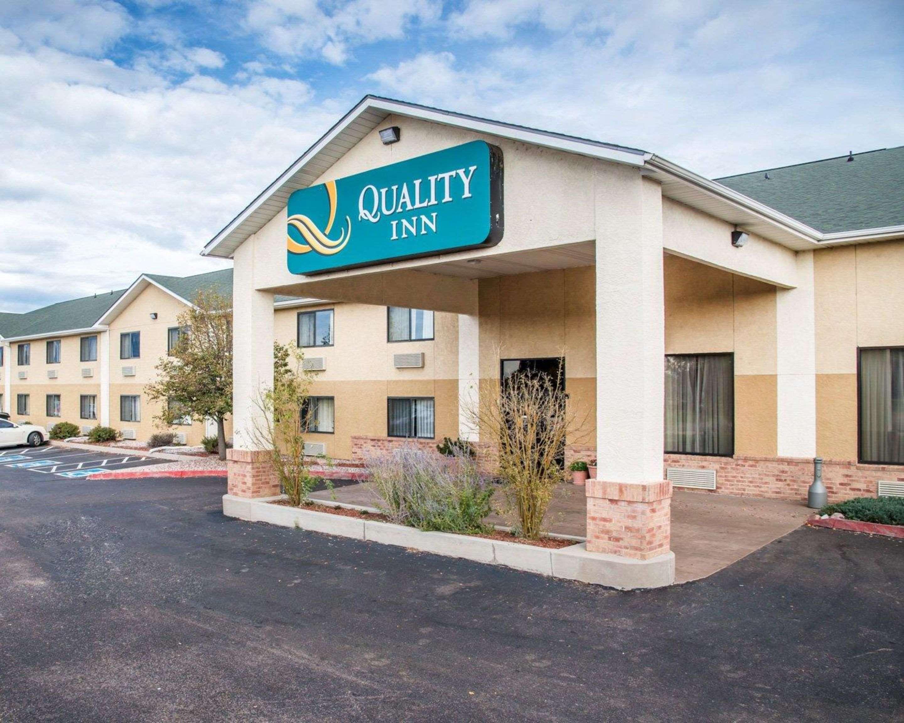 Quality Inn Airport Colorado Springs Exterior photo