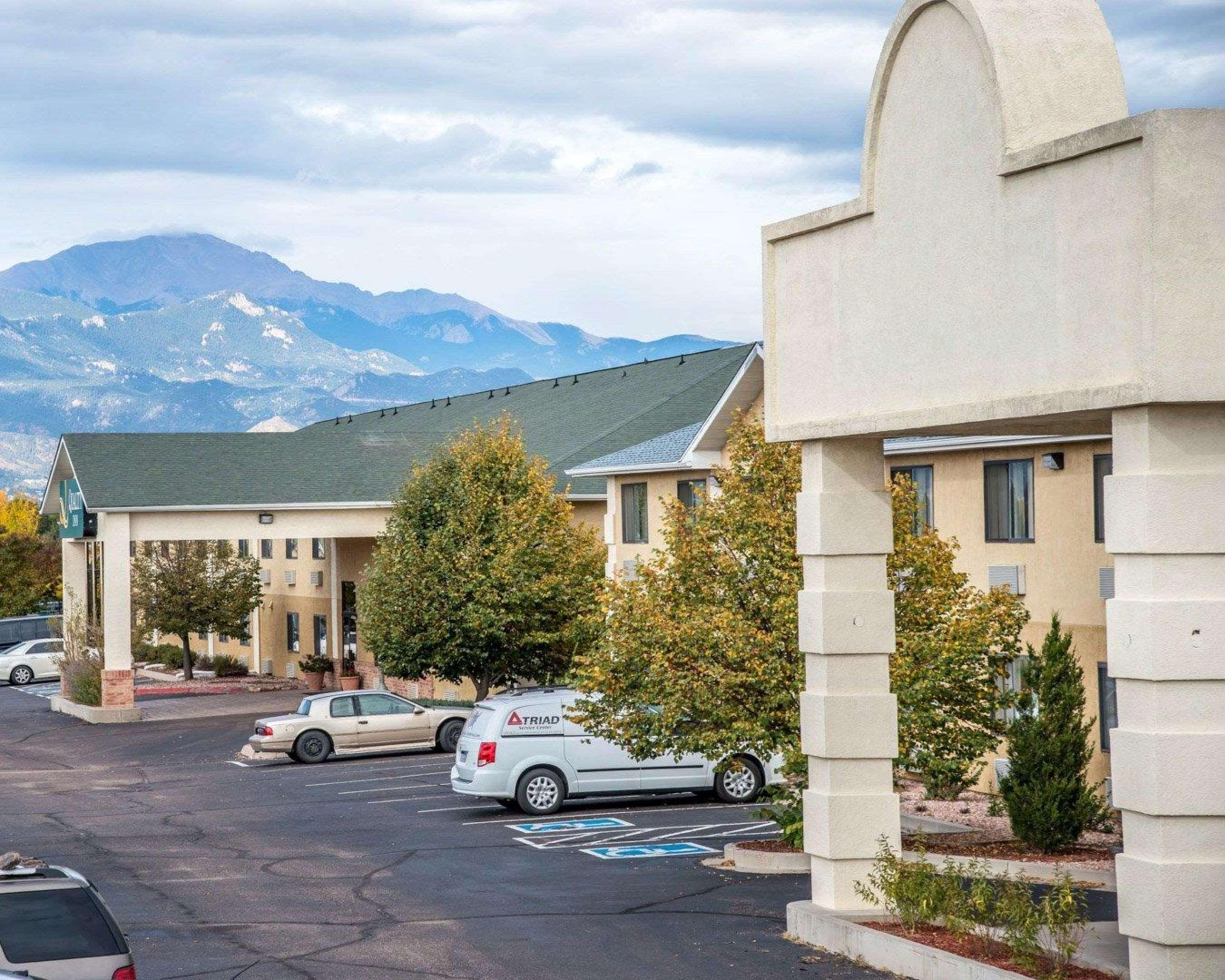 Quality Inn Airport Colorado Springs Exterior photo