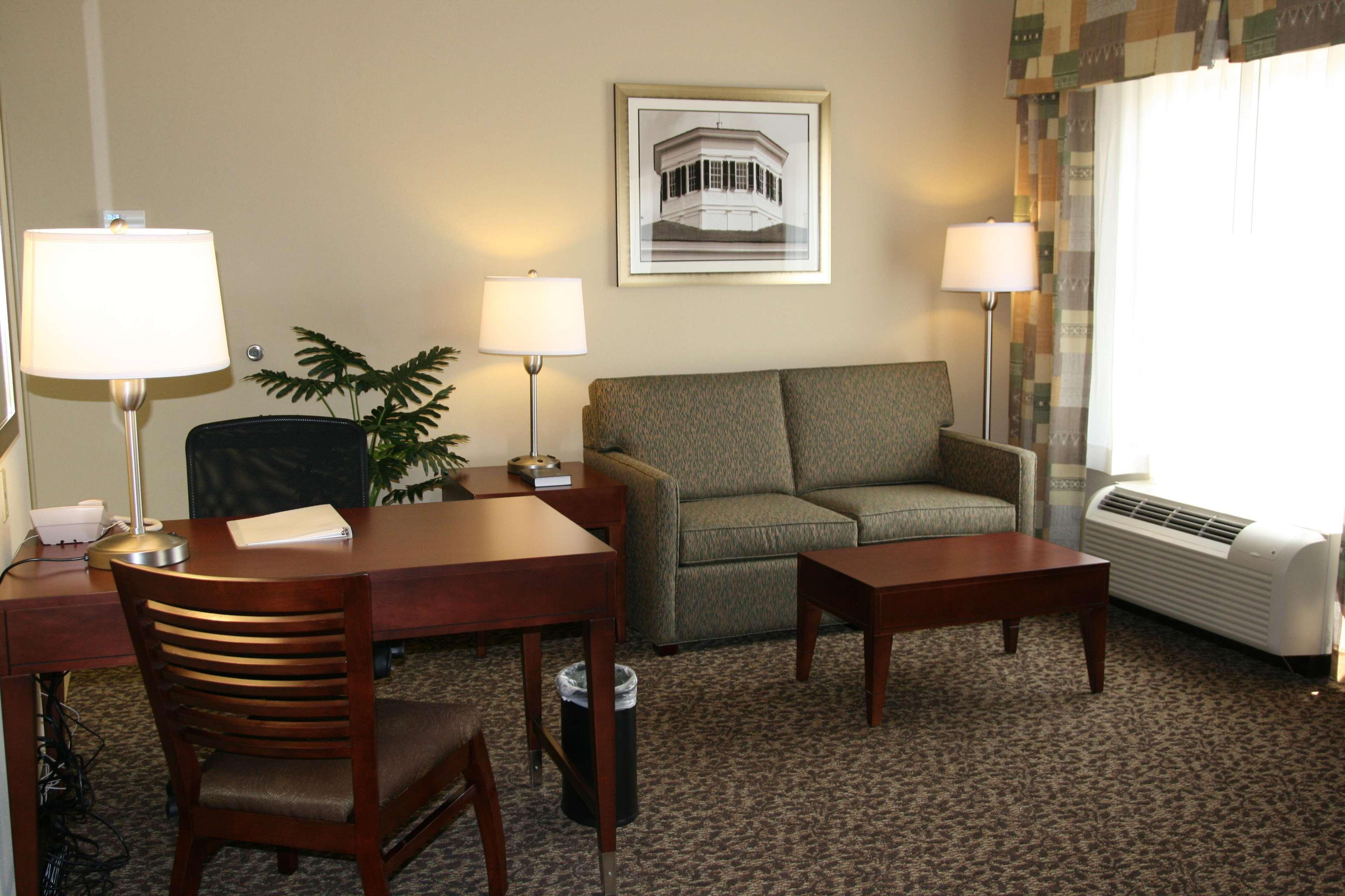 Hampton Inn & Suites West Point Room photo