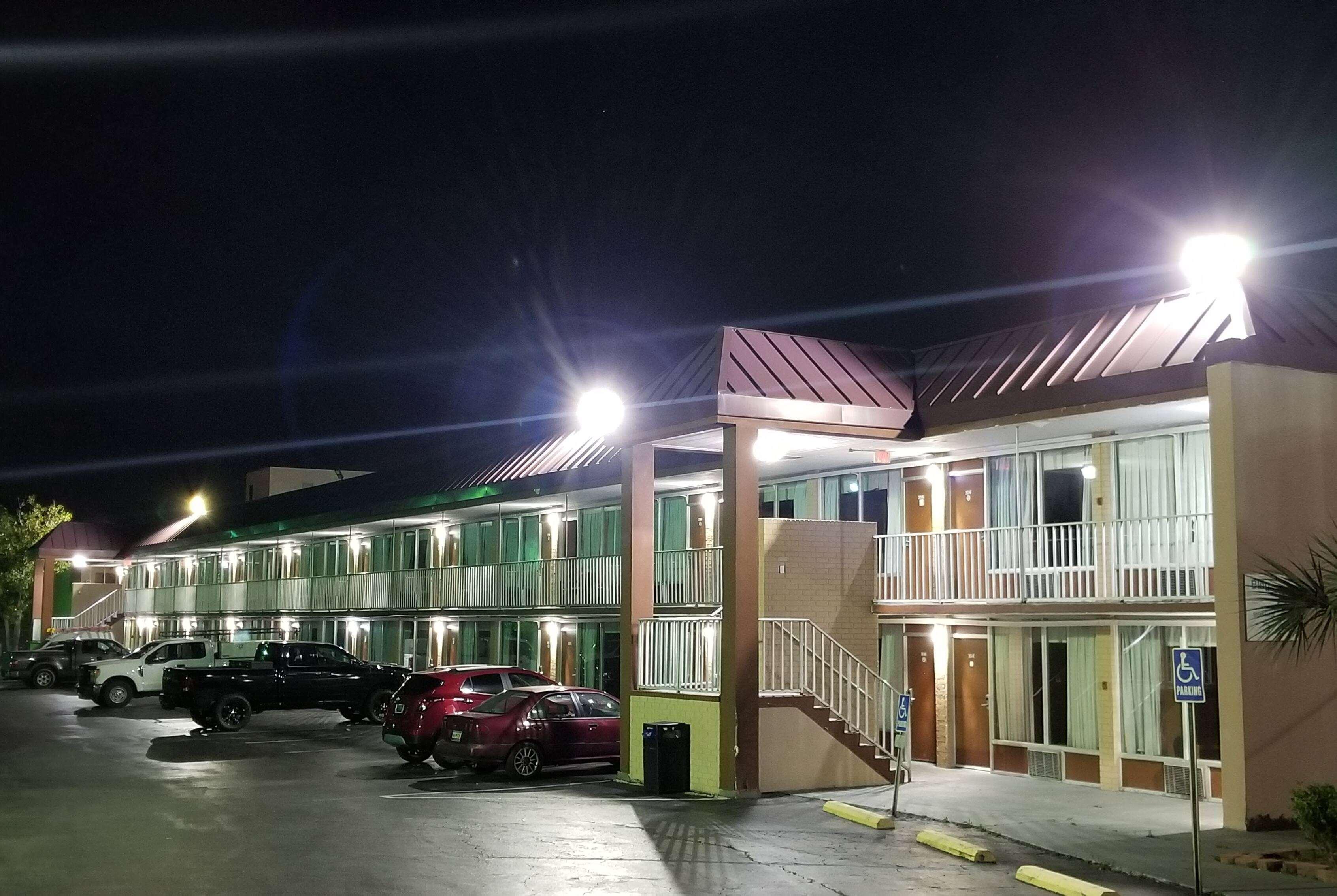 Days Inn & Suites By Wyndham Charleston Airport West North Charleston Exterior photo