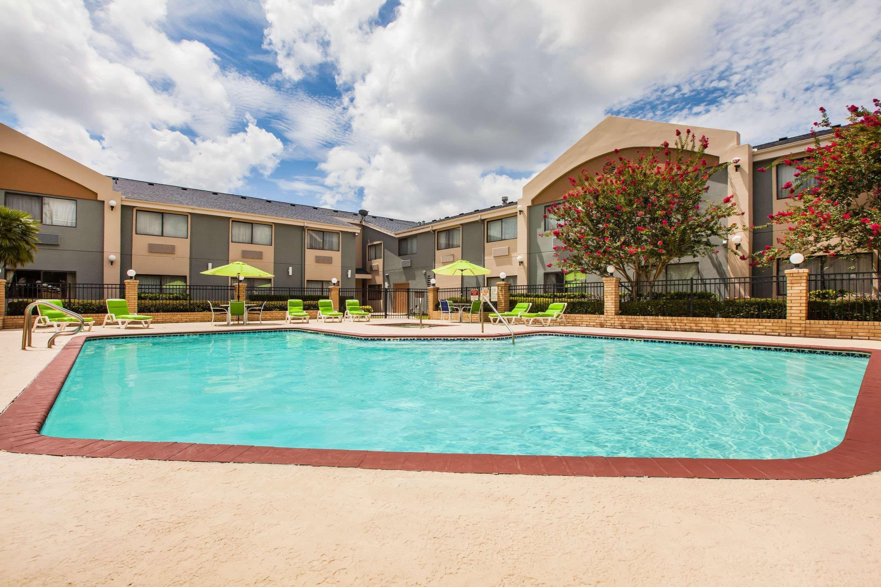 Days Inn & Suites By Wyndham Corpus Christi Central Exterior photo