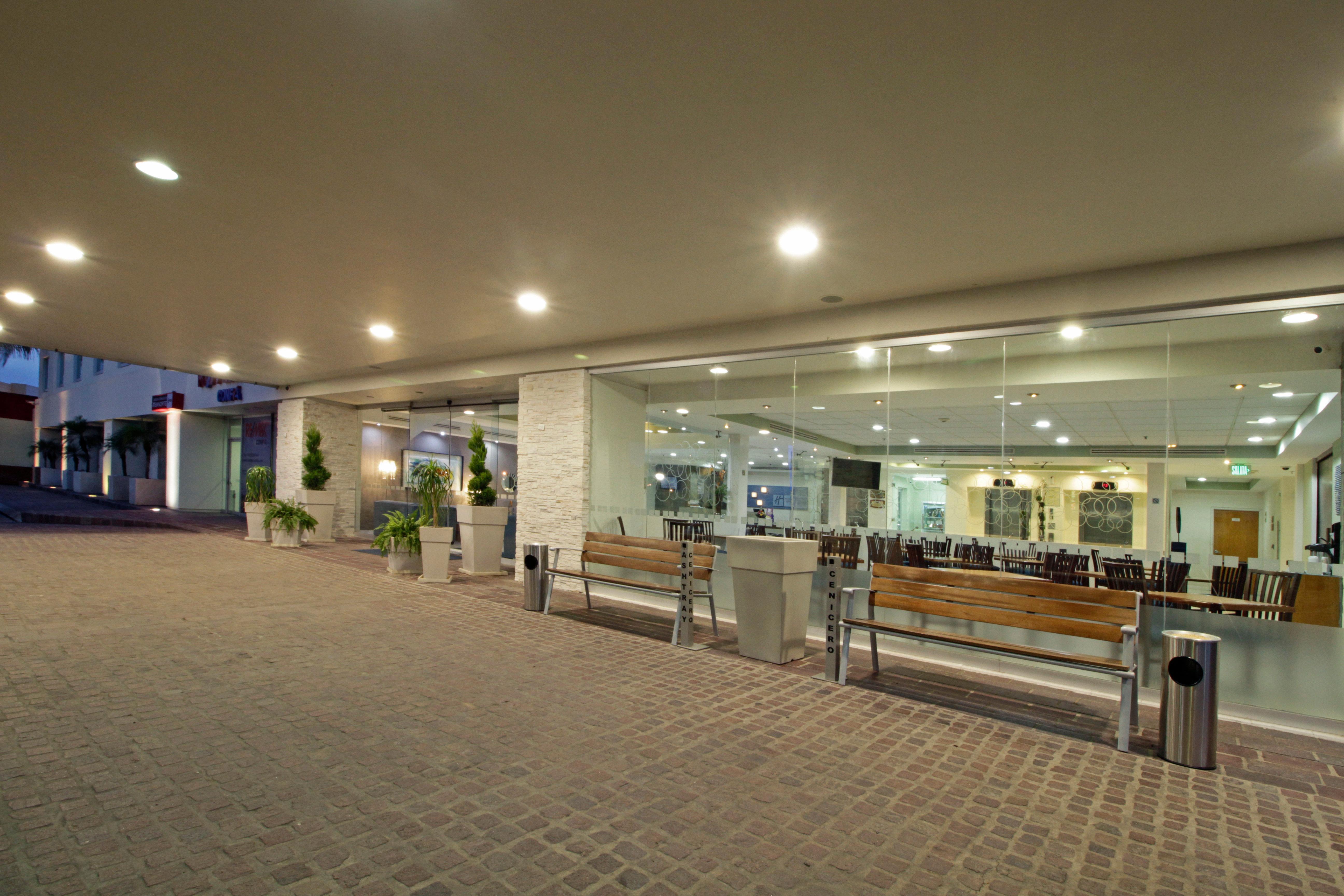 Holiday Inn Express & Suites Irapuato Exterior photo