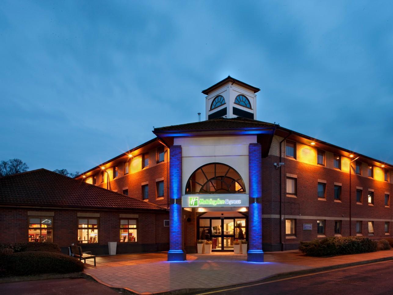 Holiday Inn Express Warwick - Stratford-Upon-Avon, An Ihg Hotel Exterior photo