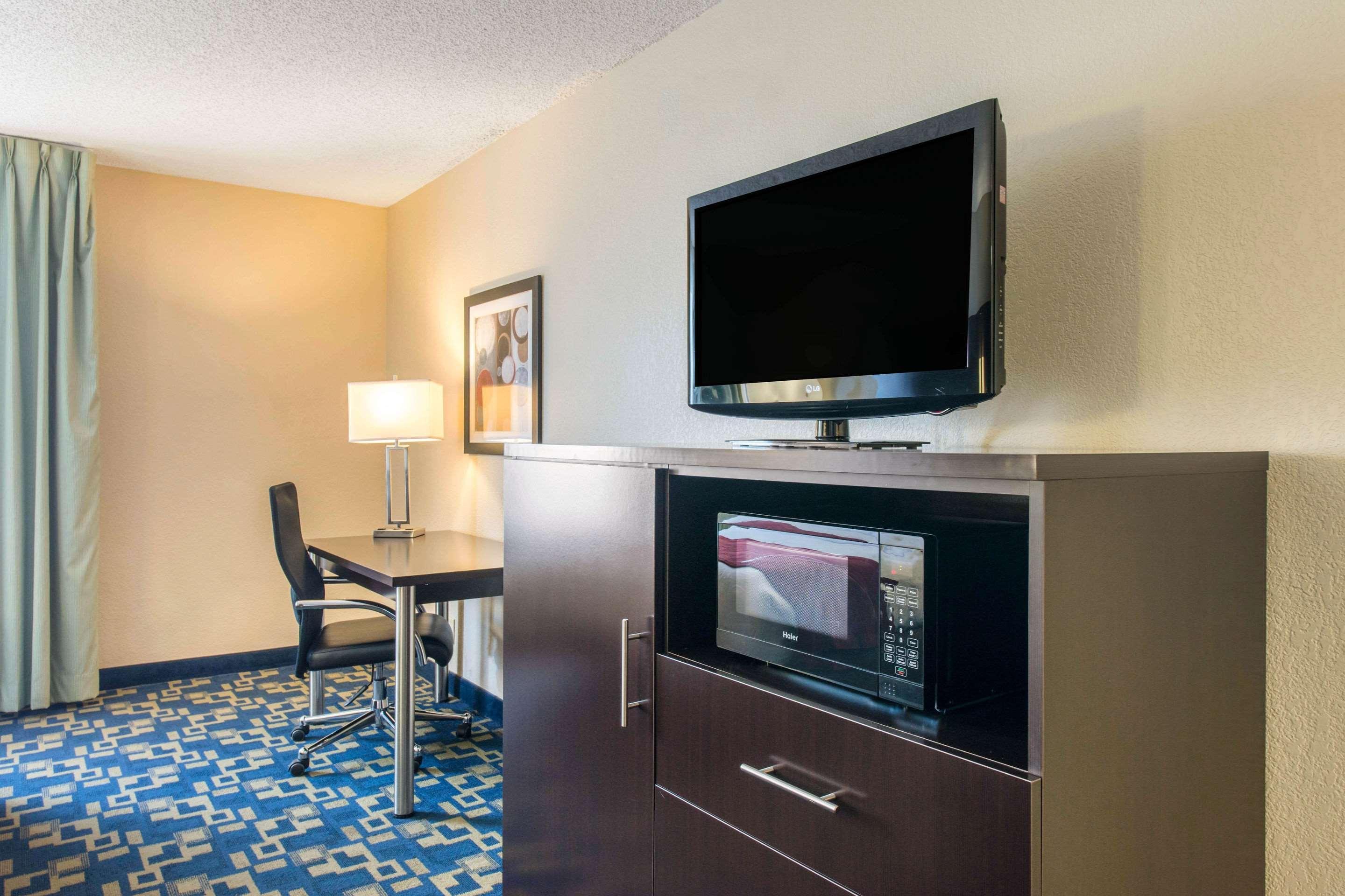 Comfort Inn & Suites Near Universal Orlando Resort-Convention Ctr Exterior photo