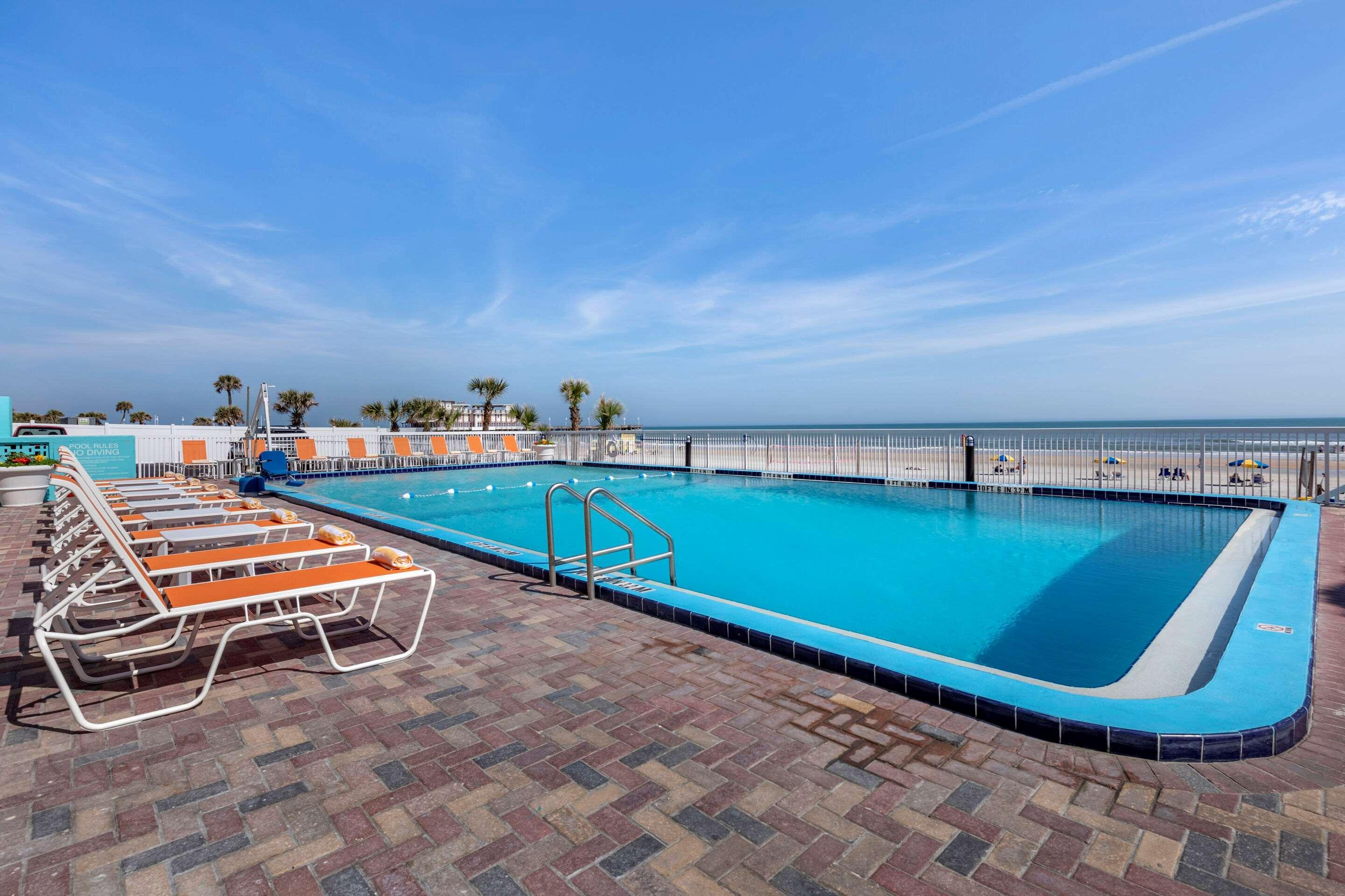 Comfort Inn & Suites Daytona Beach Oceanfront Exterior photo