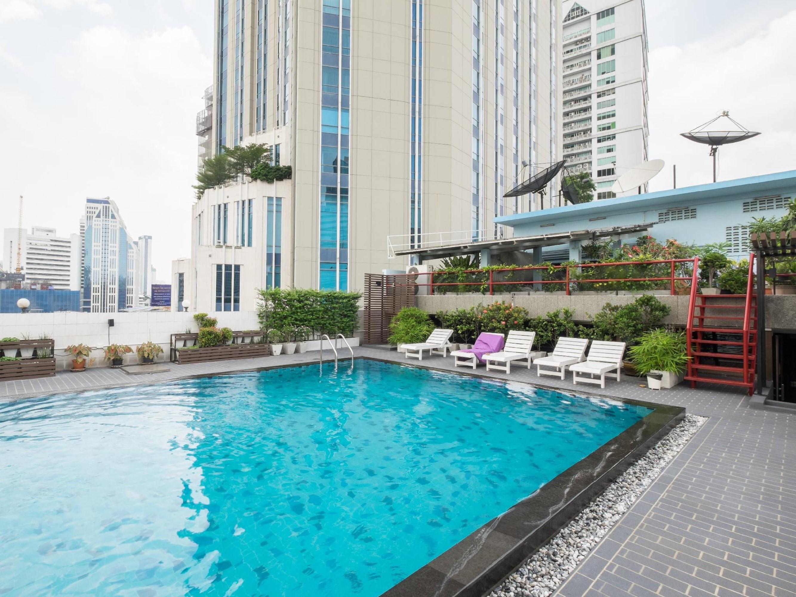 Ruamchitt Plaza Hotel Bangkok Exterior photo