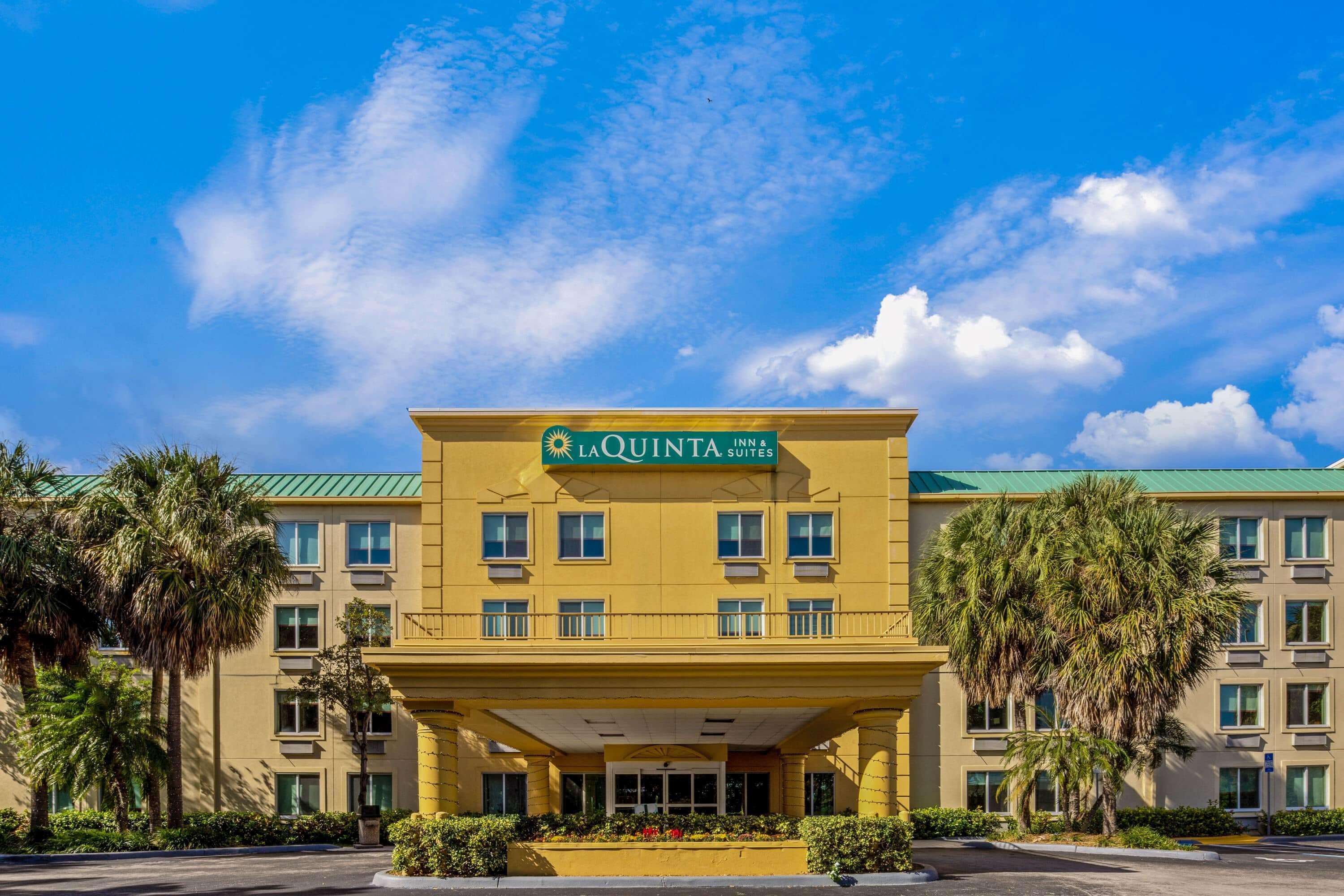 La Quinta By Wyndham Miami Cutler Bay Hotel Exterior photo