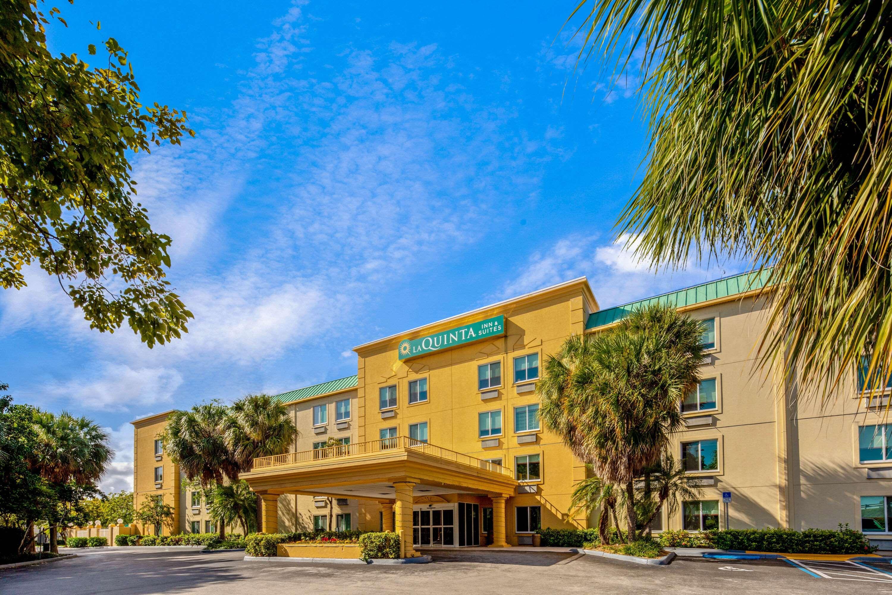 La Quinta By Wyndham Miami Cutler Bay Hotel Exterior photo