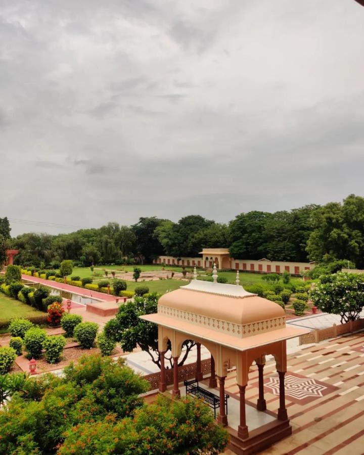 Umaid Palace - Luxury Resort Near Jaipur Close To Bhangarh & Chand Baori Stepwell Abhaneri Dubbi Exterior photo