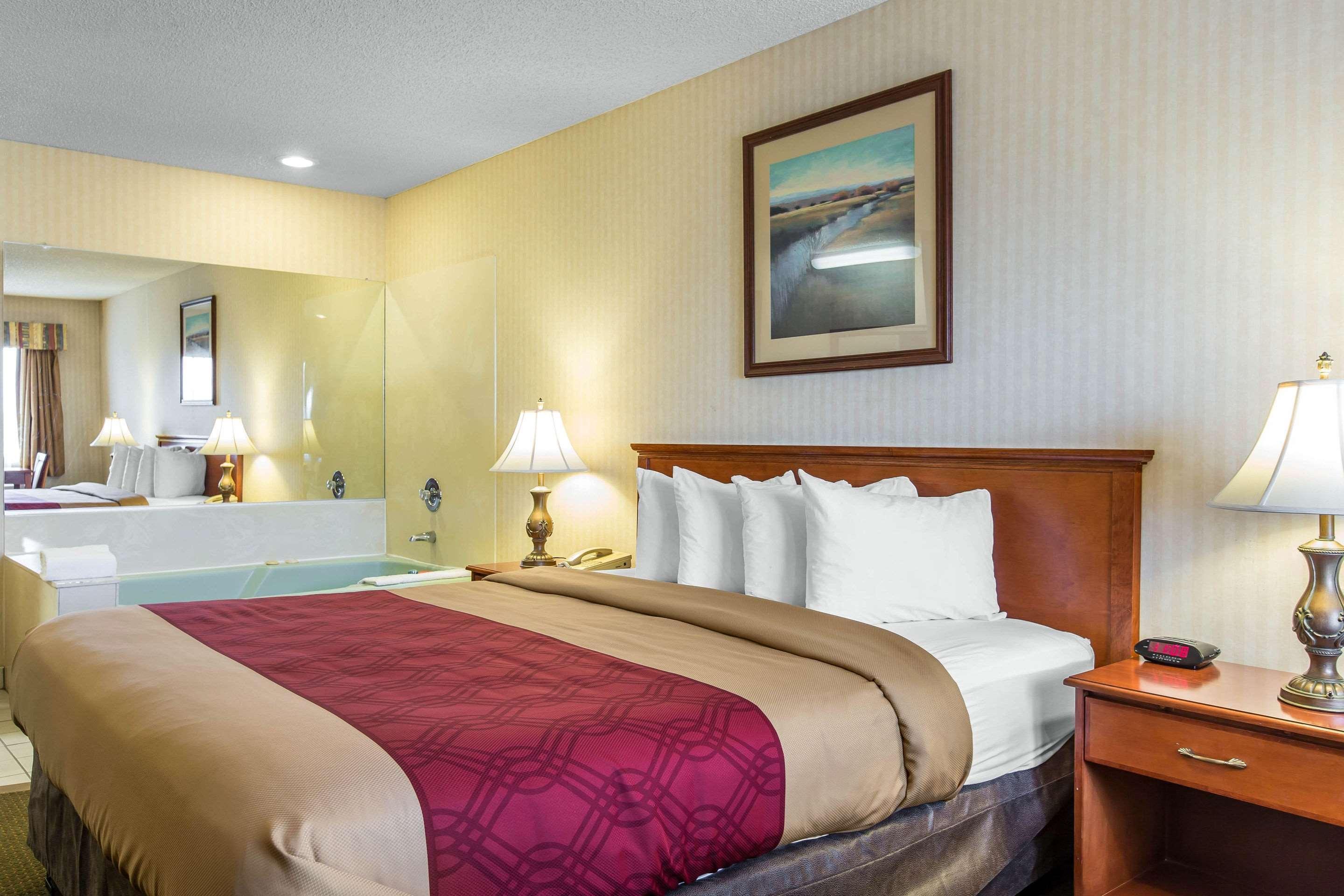 Econo Lodge Inn & Suites Riverside - Corona Exterior photo