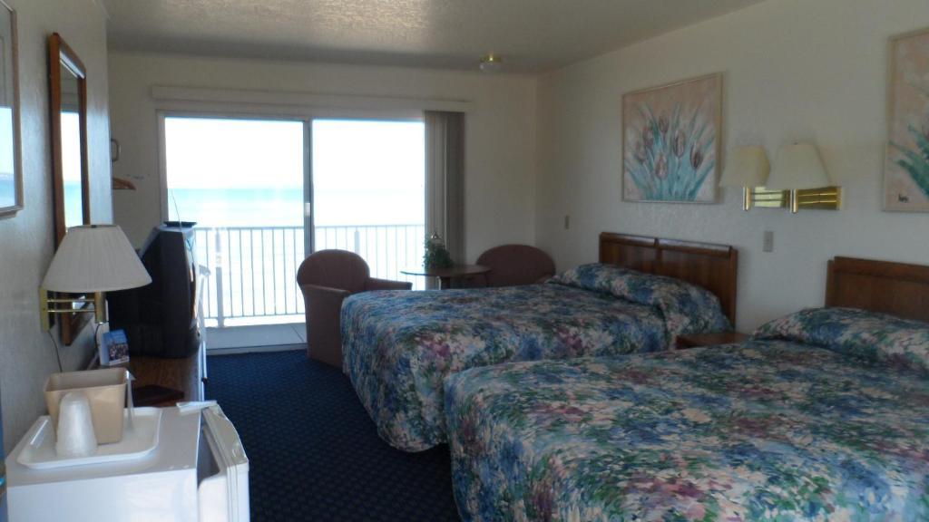 Sunrise Beach Motel Mackinaw City Room photo