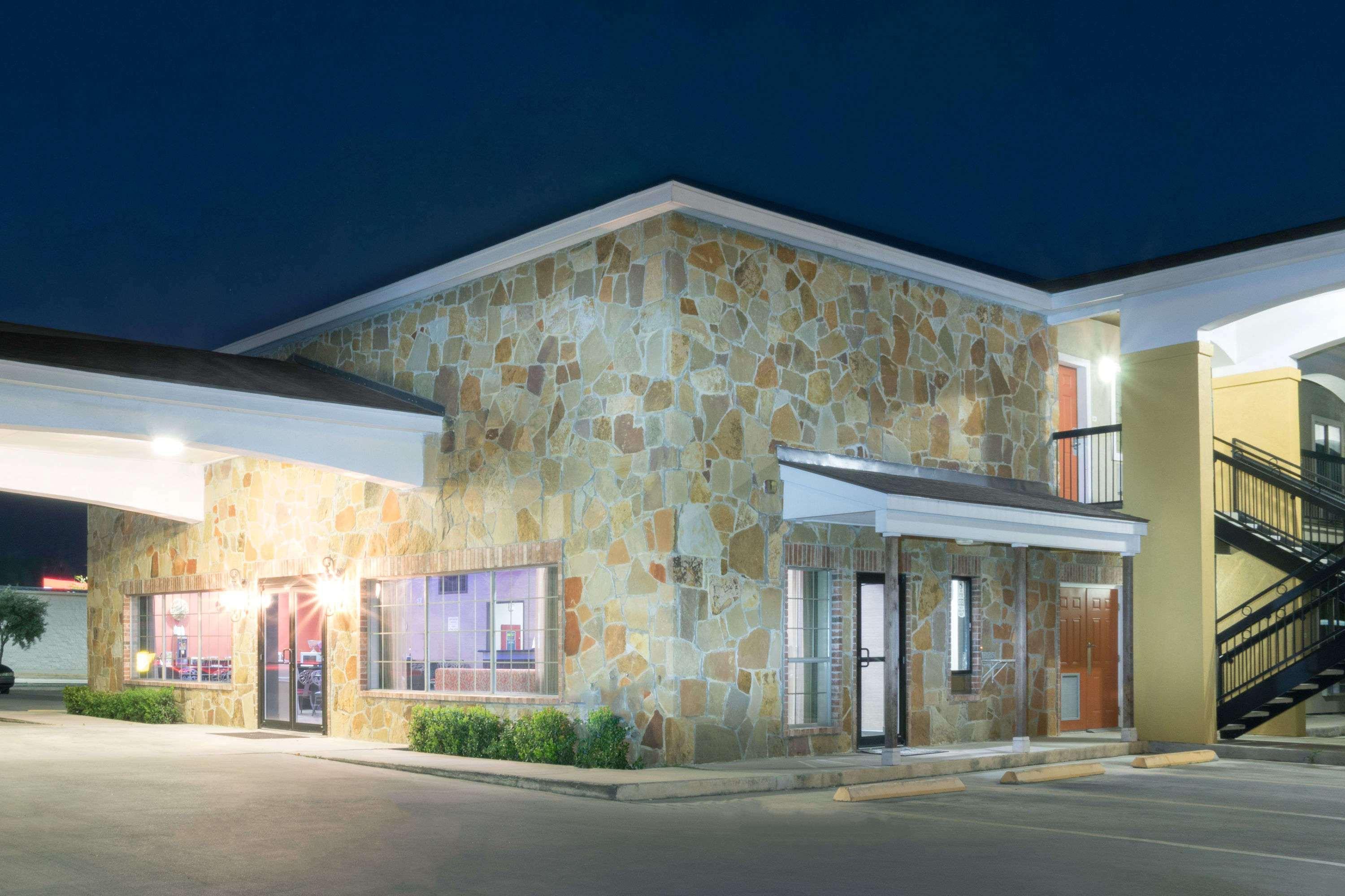 Super 8 By Wyndham San Antonio Near Fort Sam Houston Exterior photo