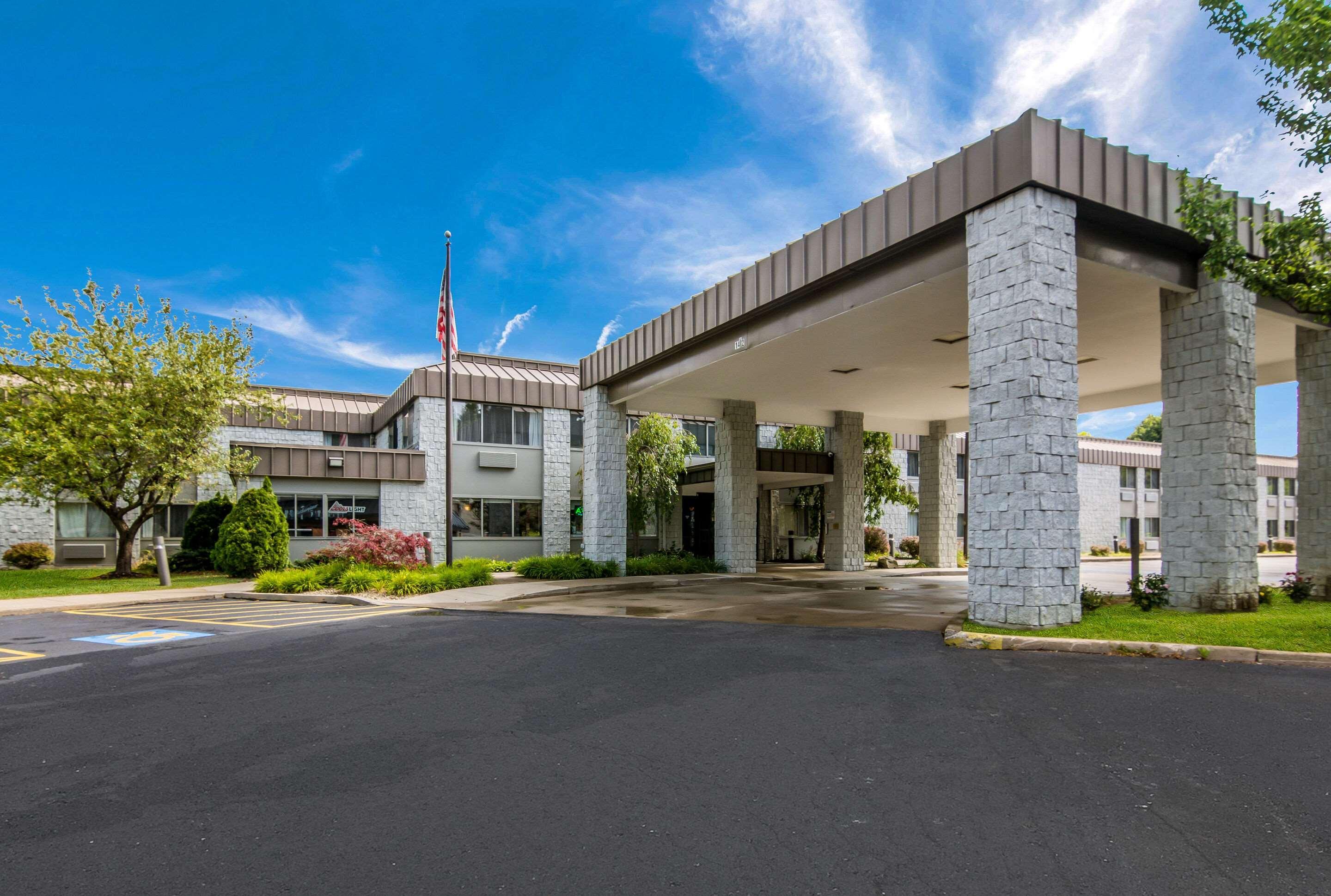 Clarion Pointe Jamestown - Falconer Exterior photo