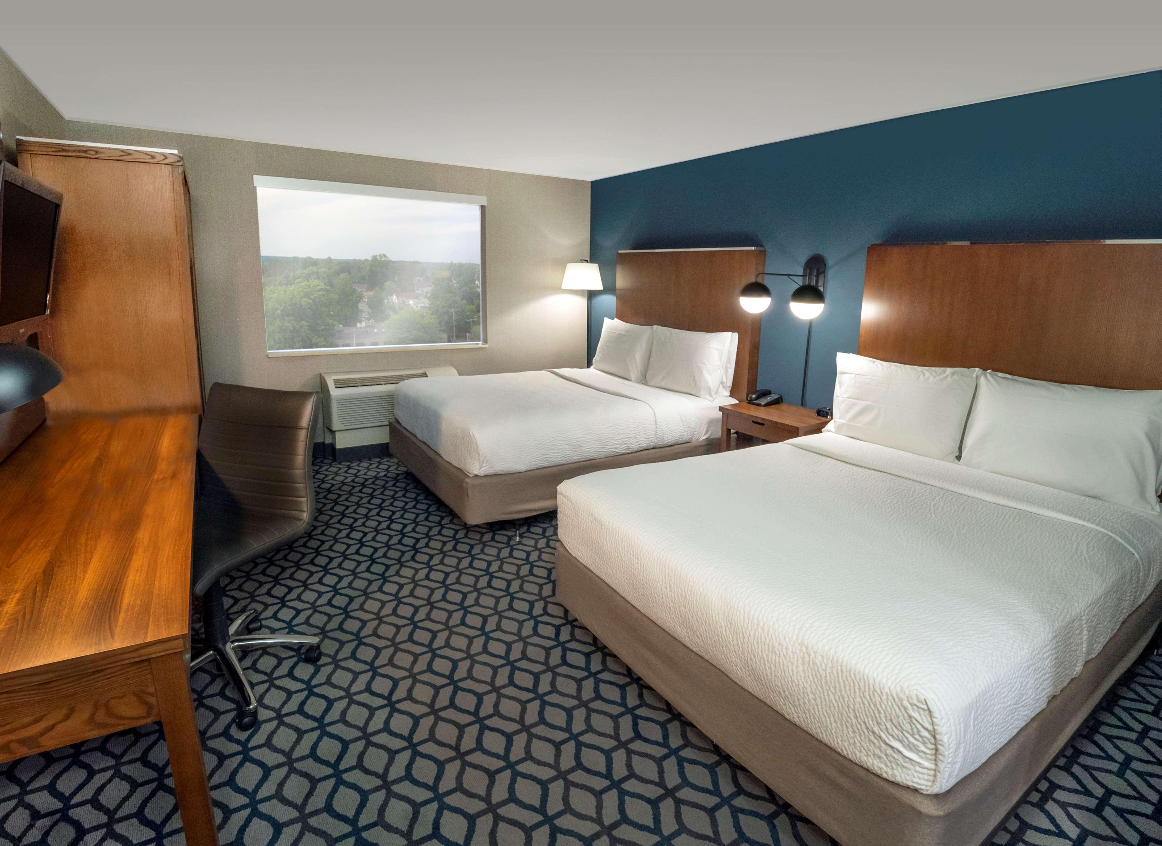 Niagara Riverside Resort; BW Premier Collection Niagara Falls Room photo