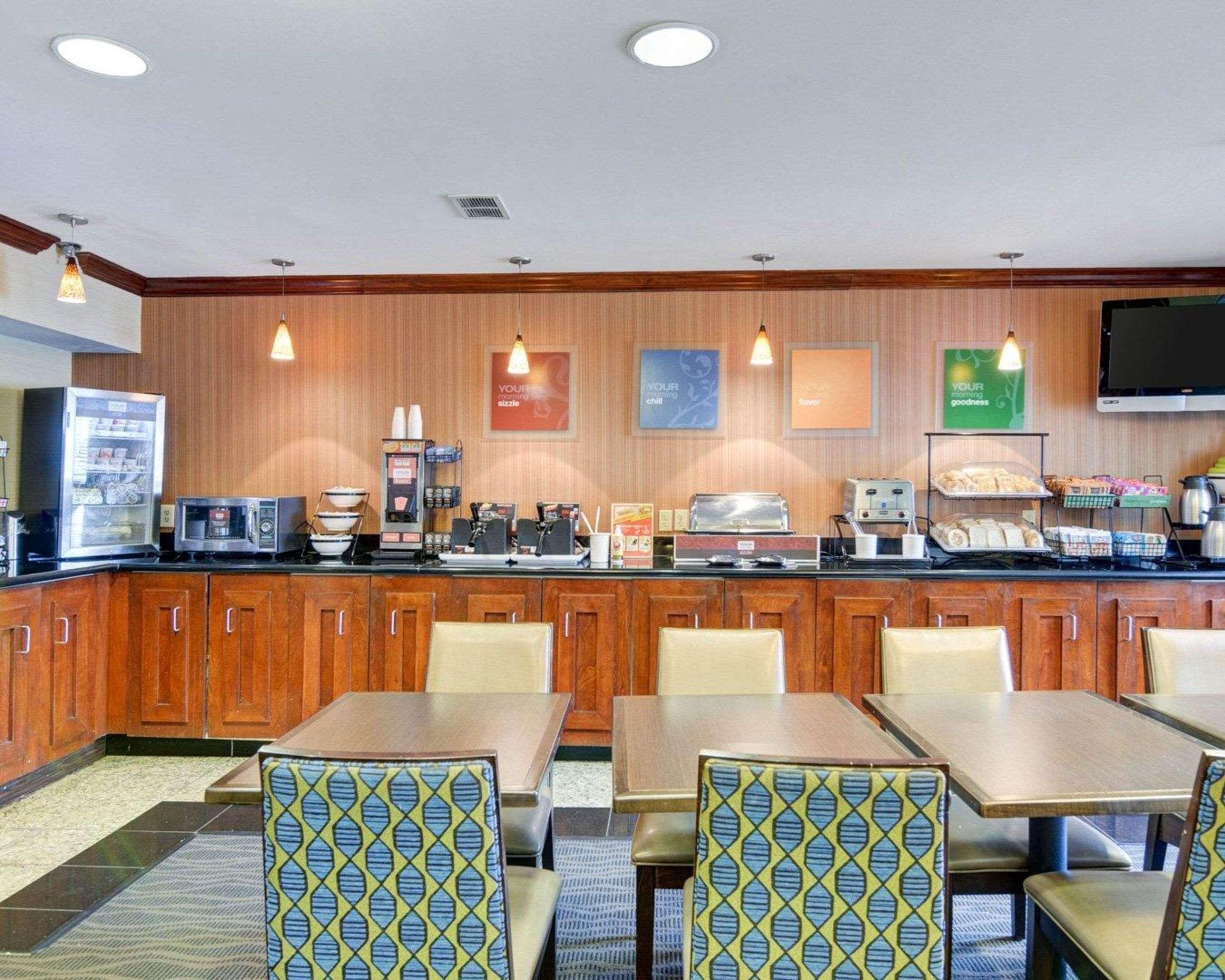 Comfort Inn & Suites Airport Dulles-Gateway Sterling Exterior photo