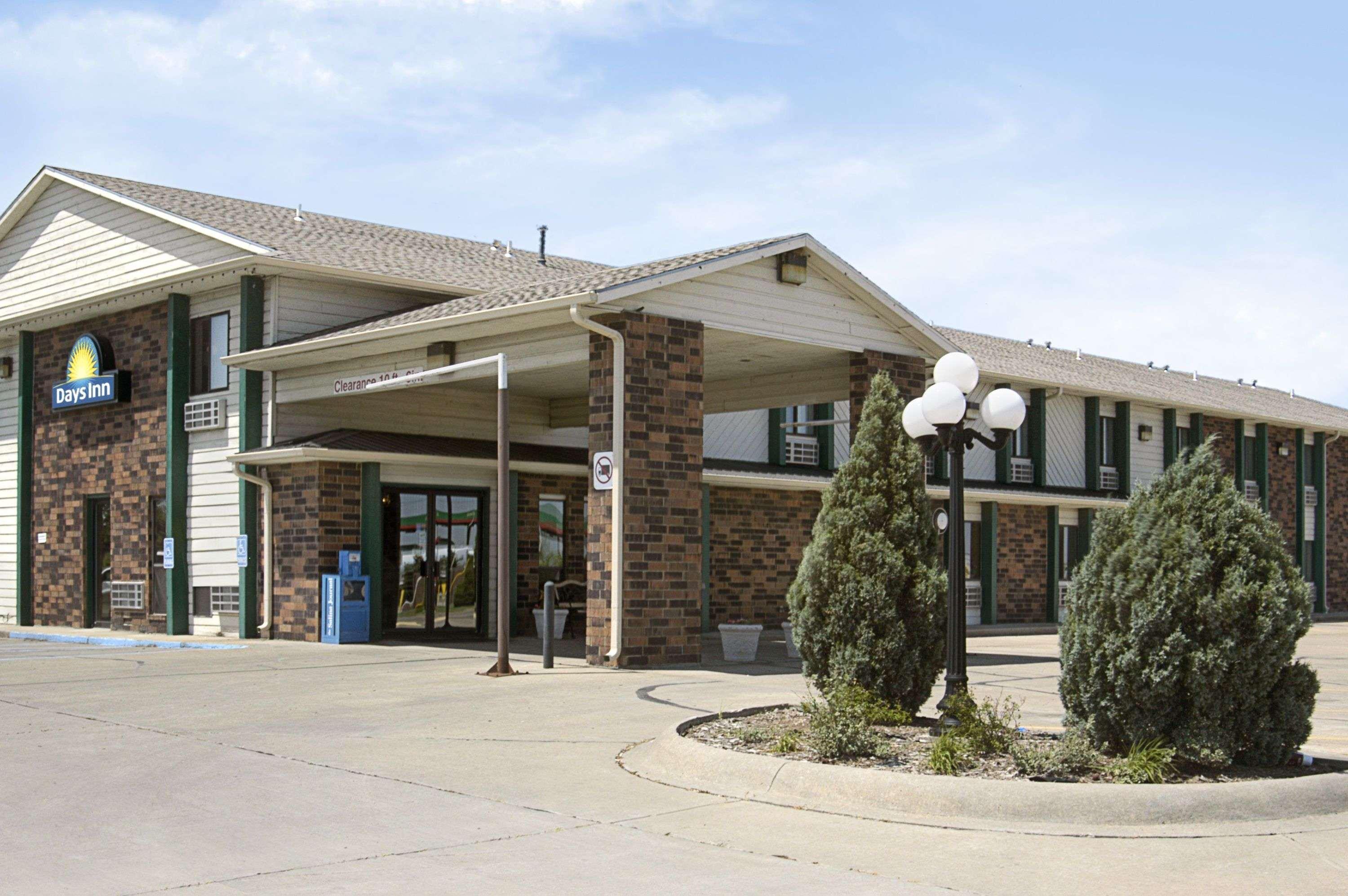 Days Inn By Wyndham Salina I-70 Exterior photo