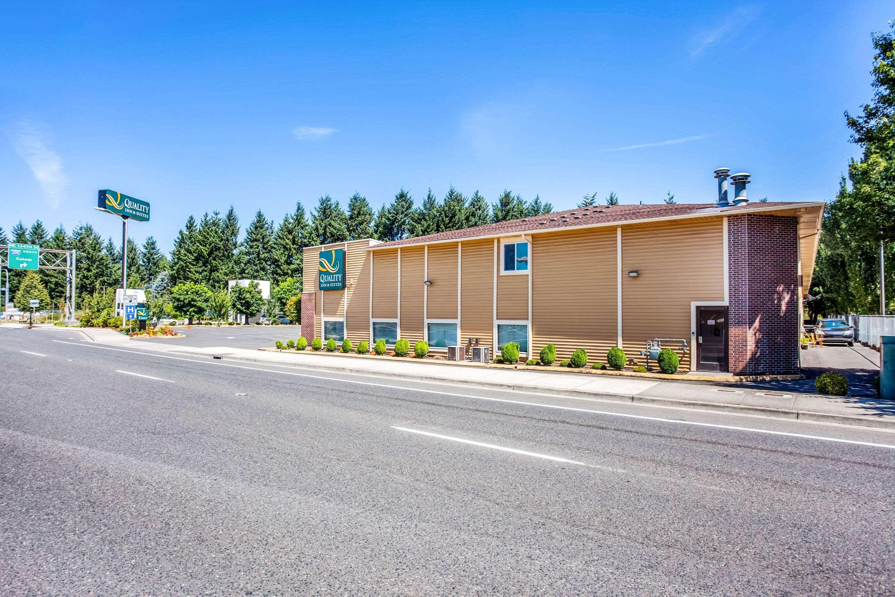 Quality Inn & Suites Vancouver North Exterior photo