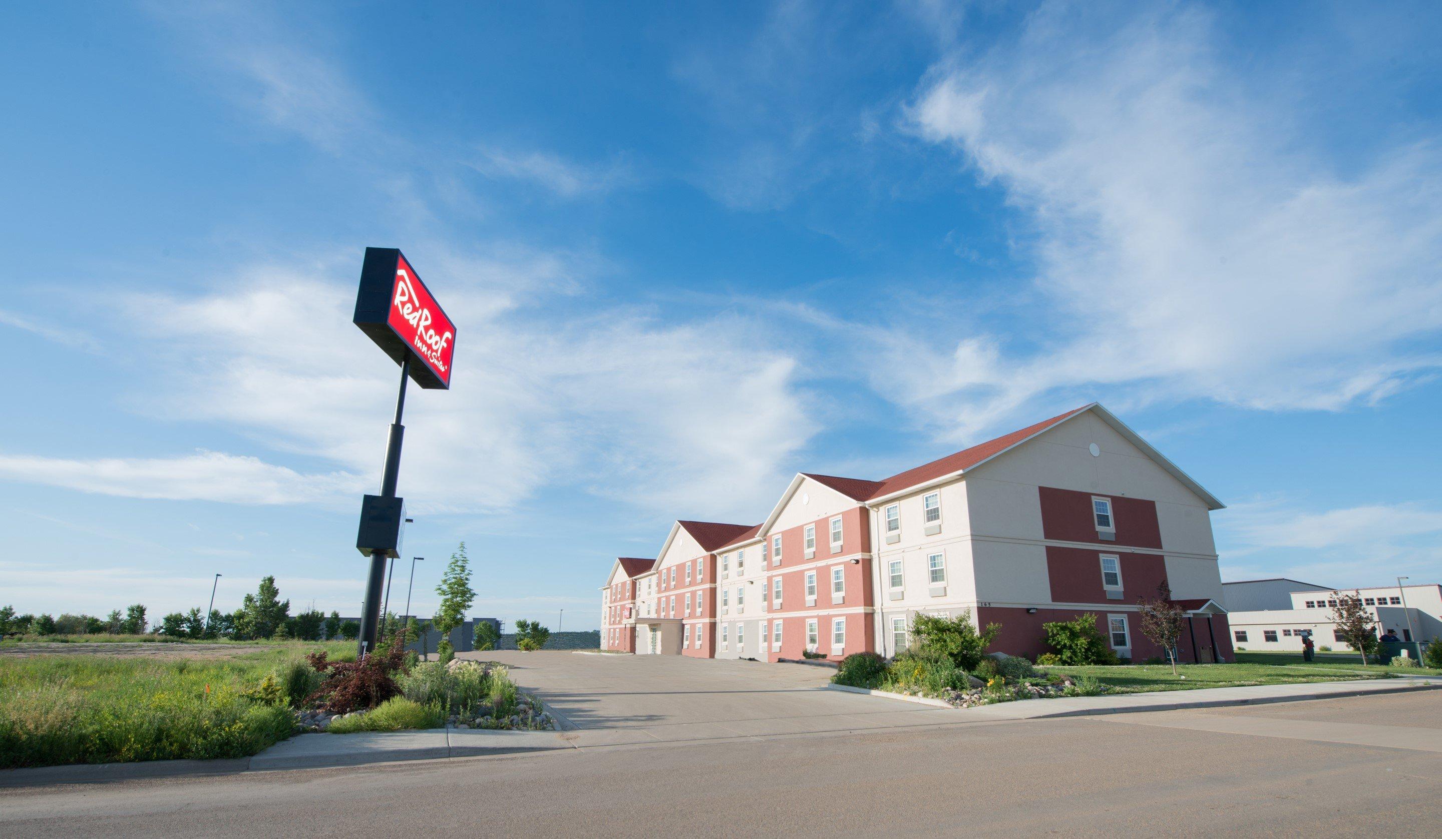 Red Roof Inn & Suites Dickinson Exterior photo