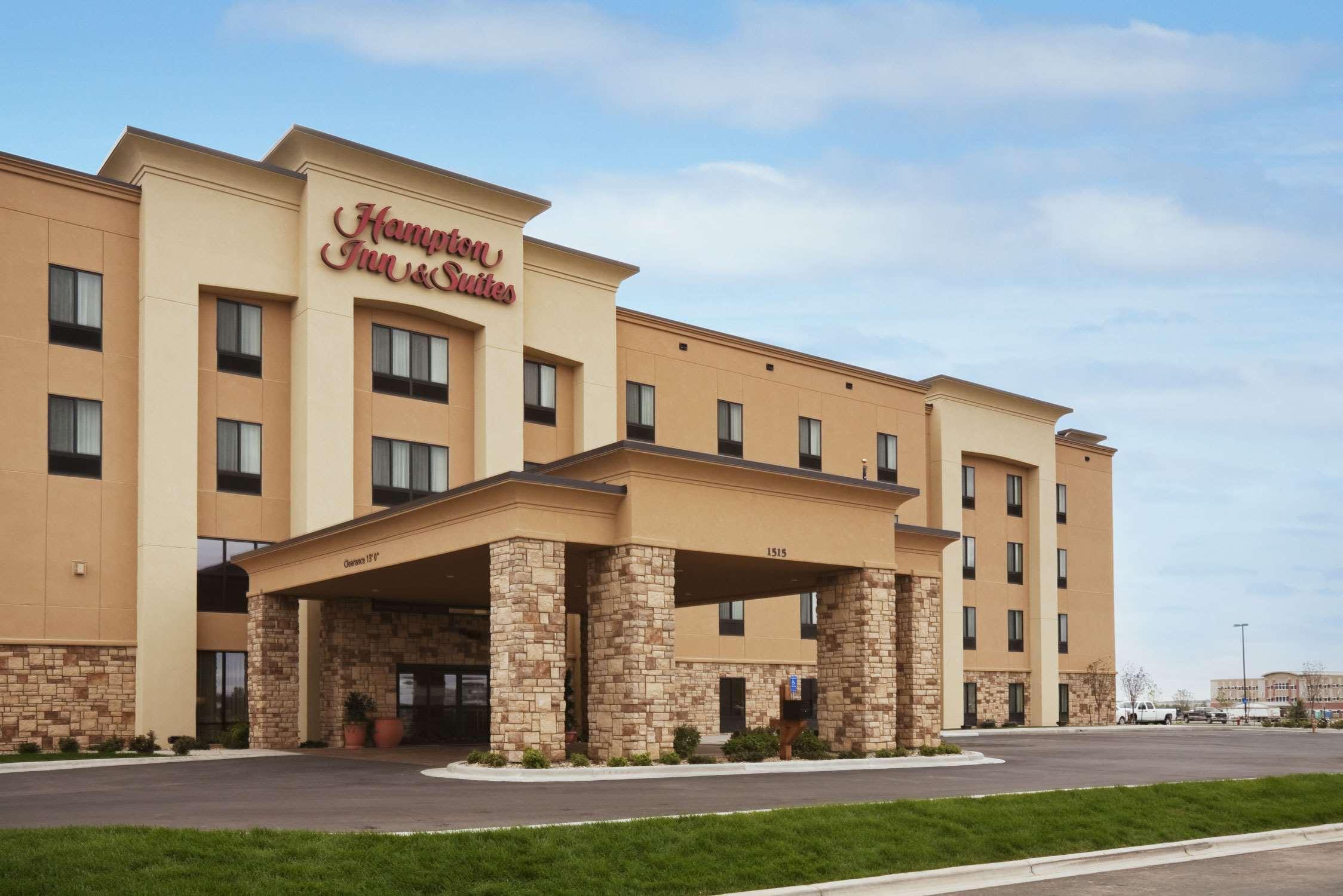 Hampton Inn & Suites Williston Exterior photo