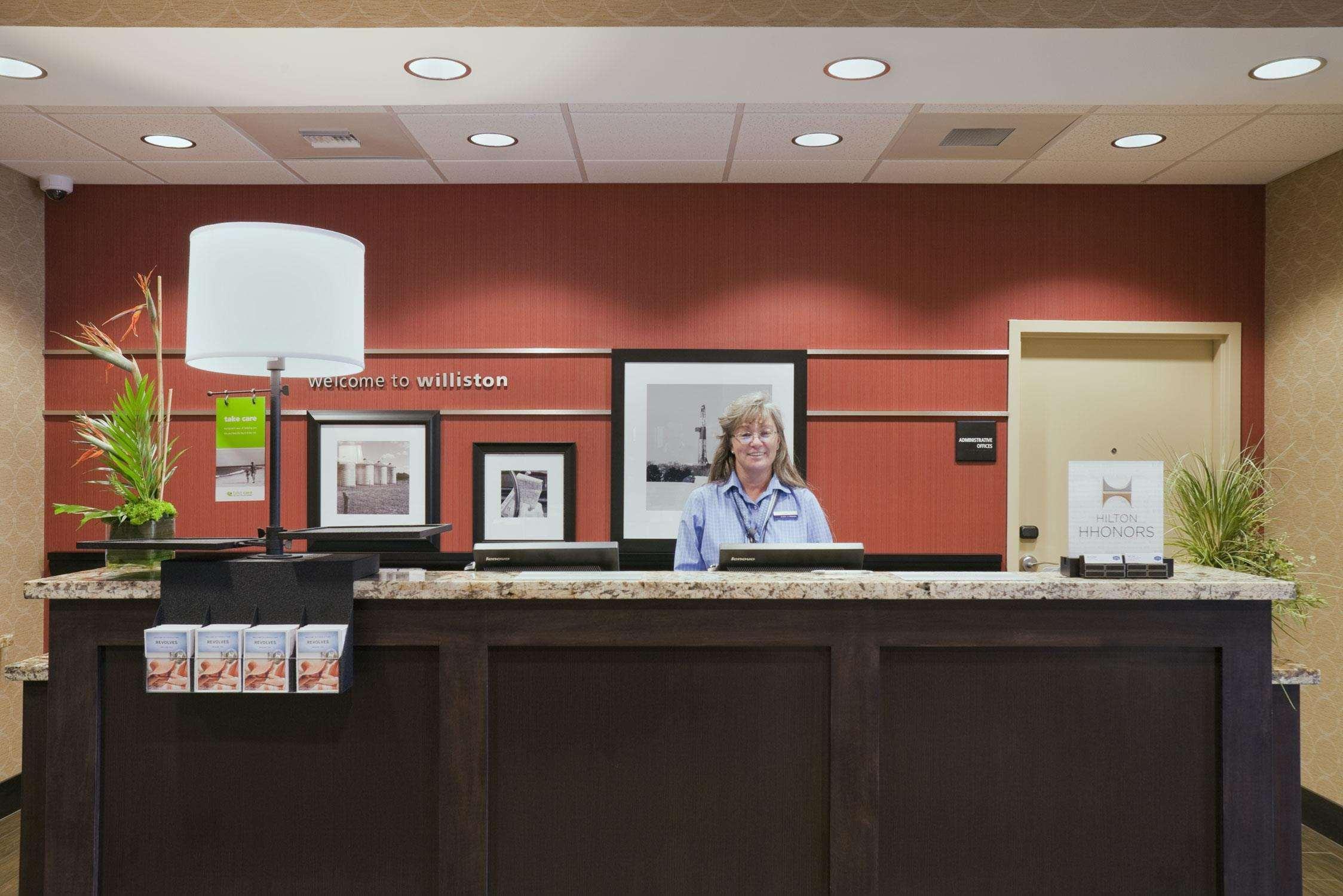 Hampton Inn & Suites Williston Interior photo