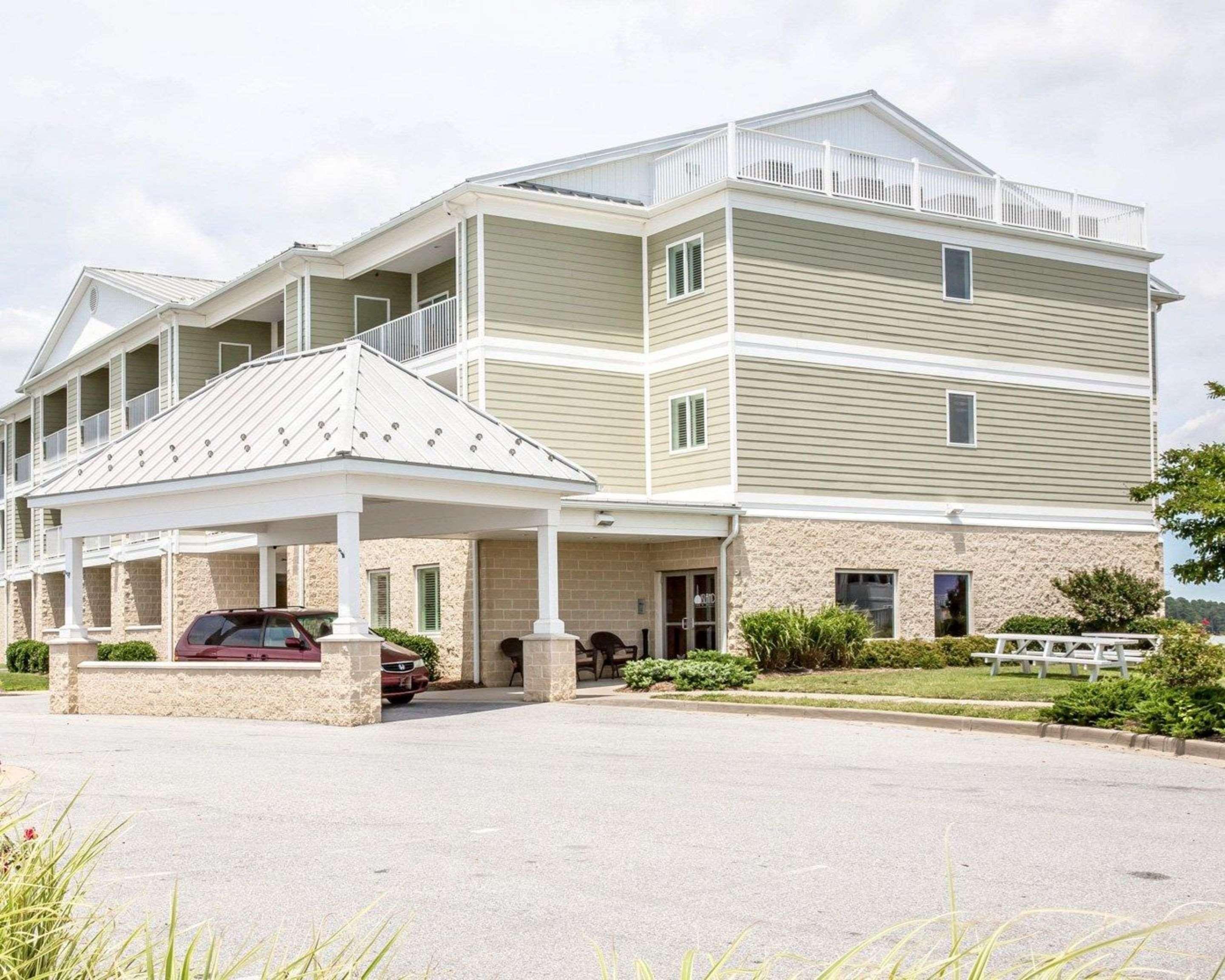 Island Inn & Suites, Ascend Hotel Collection Piney Point Exterior photo